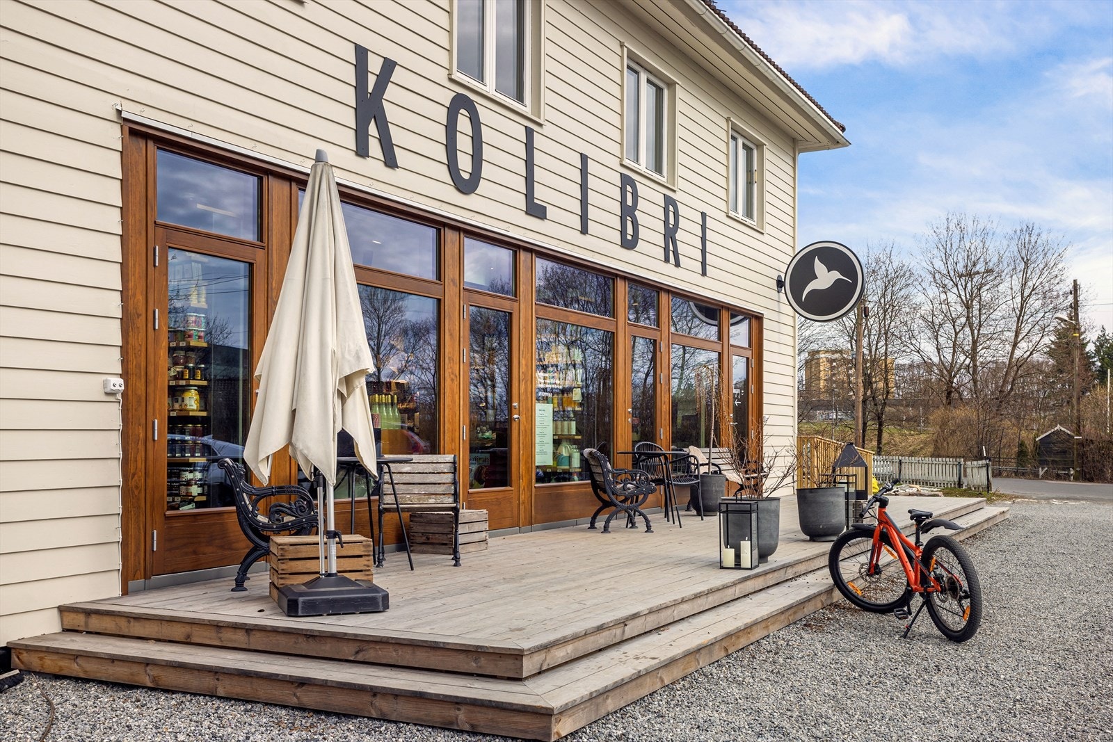 Kolibri har åpnet en nydelig delikatesse-butikk rett nedi gata (krysset Carl Grøndahls vei/ Biskop Heuchs vei) Galleribilde