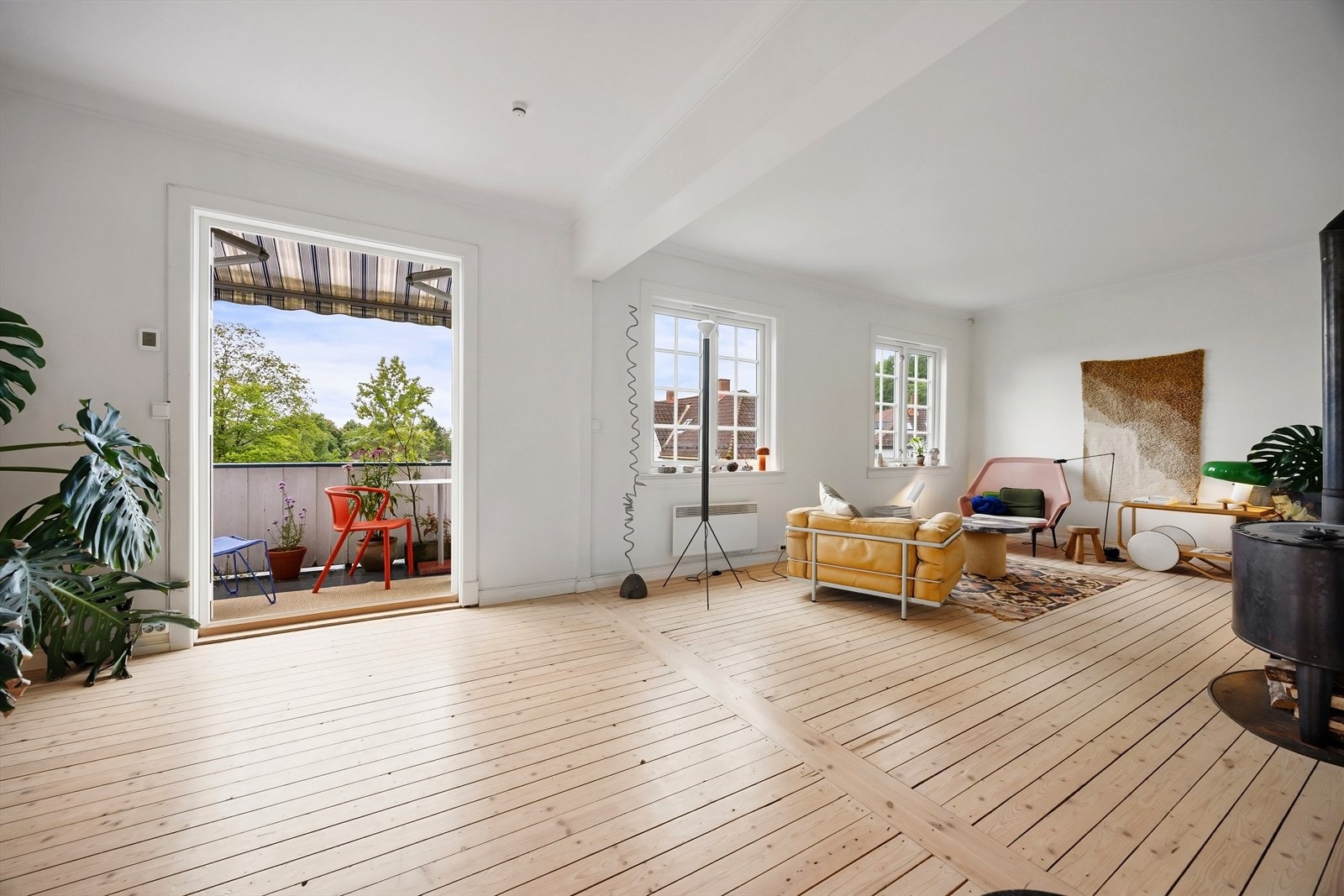 Her har du meget god plass til storfamilien med 4 soverom og 2 bad. Her er både loftet bygget ut og boligen tilbygget. Galleribilde