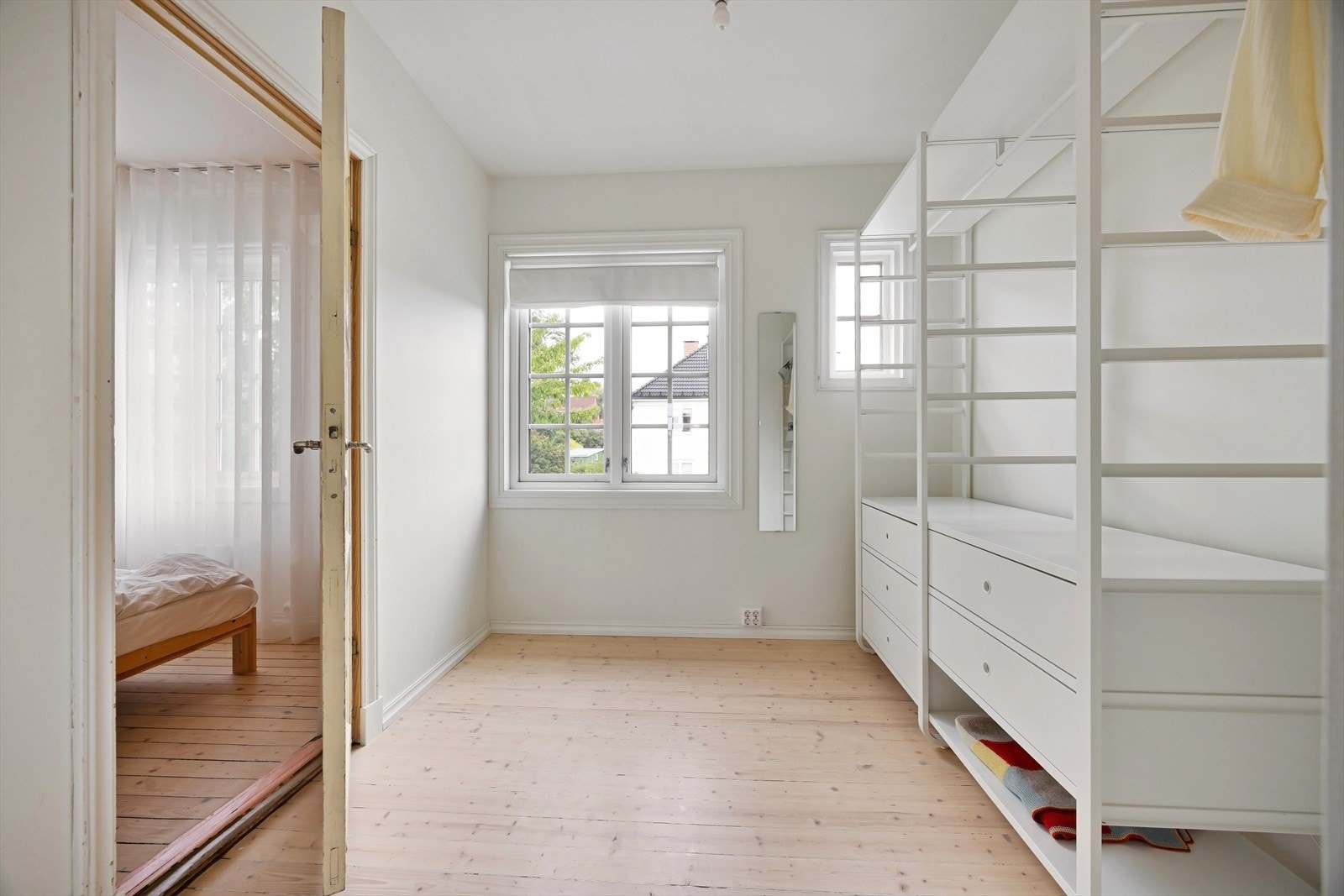 Fra soverommet har du inngang til en romslig garderobe. Galleribilde