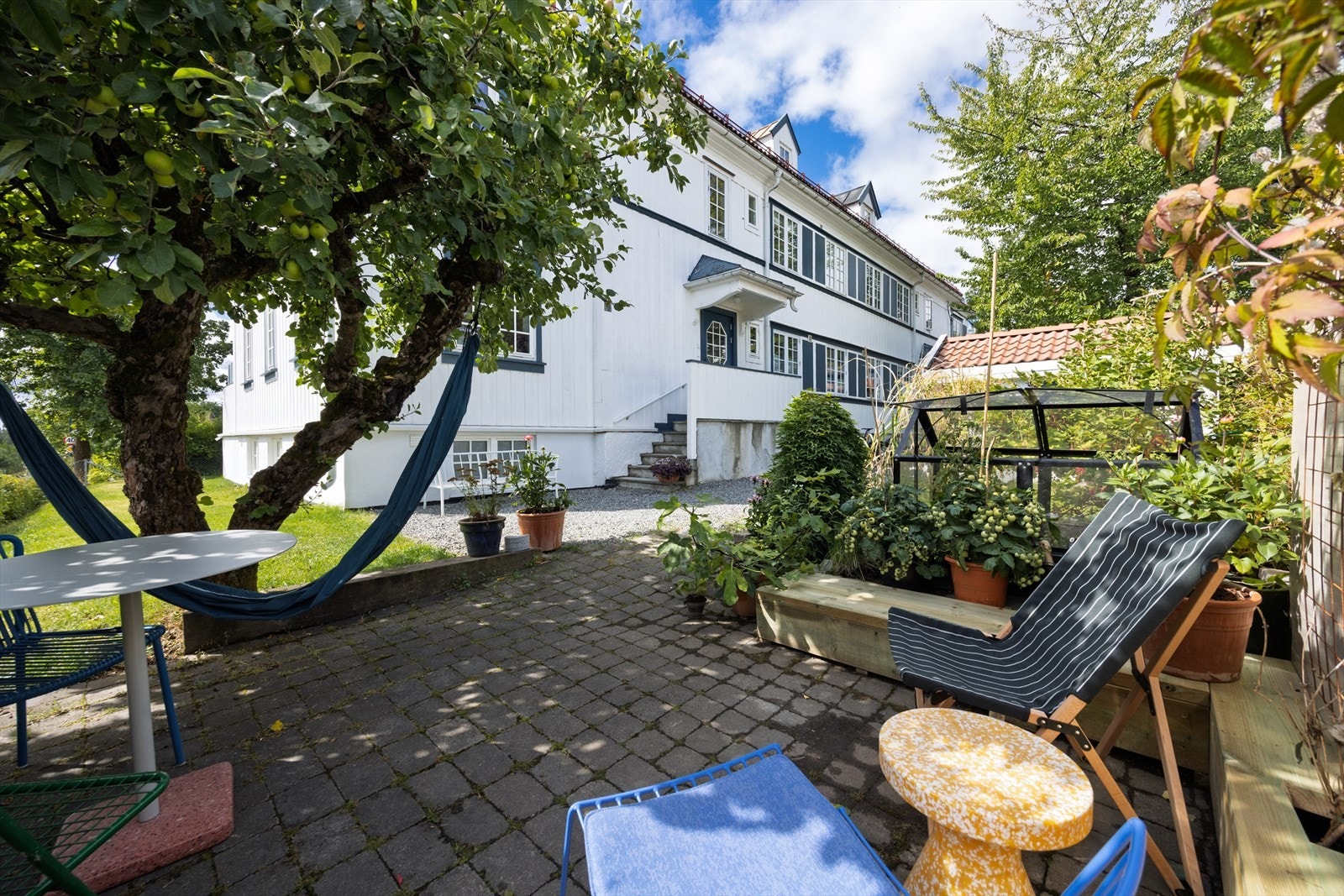 Felles inngangsparti som deles med naboen i 1. etasje. Denne seksjonen disponerer også oppbevaringsareal under inngangstrappen. Galleribilde
