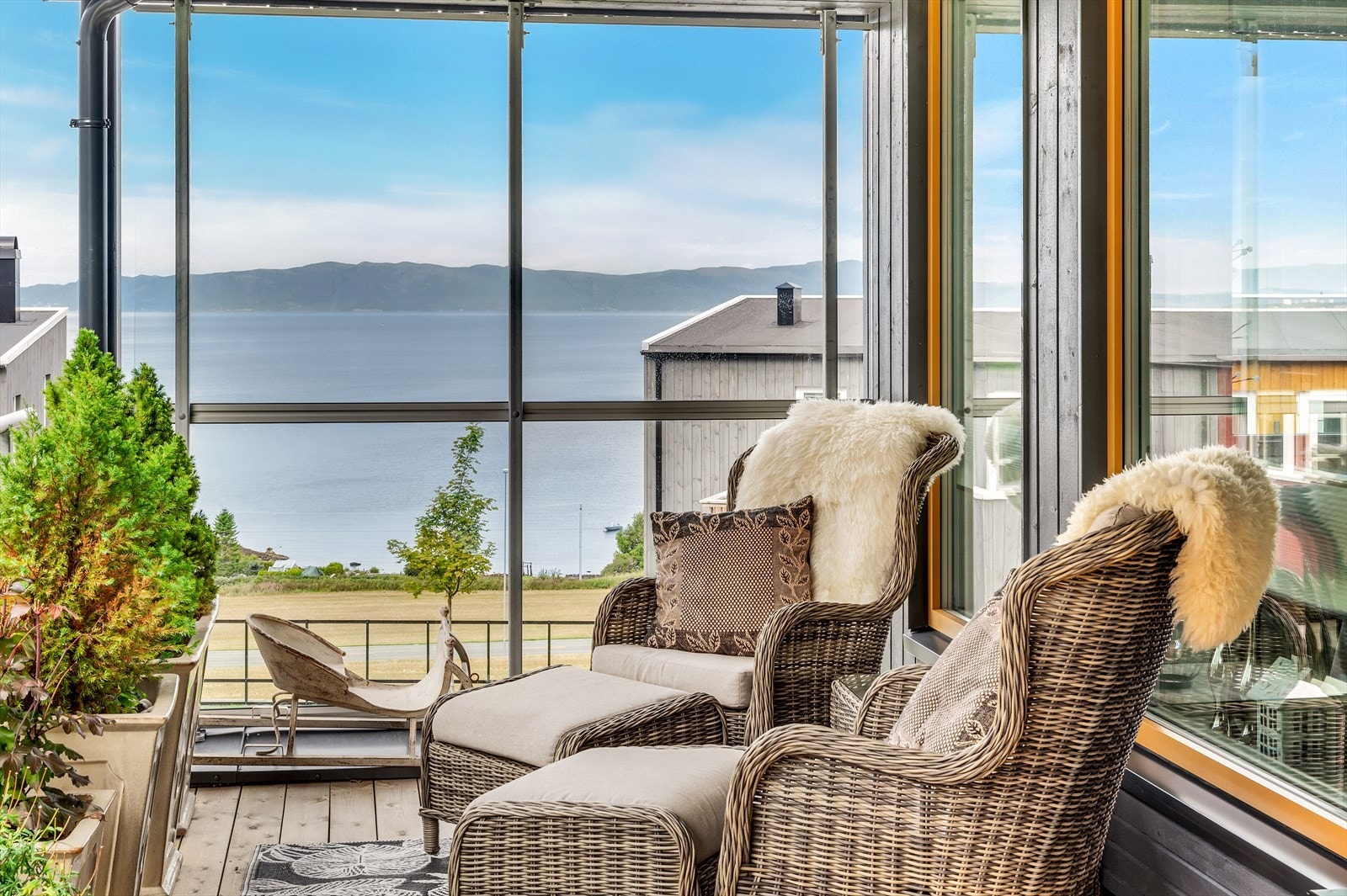 Herlig sjøutsikt fra stue og veranda. Galleribilde
