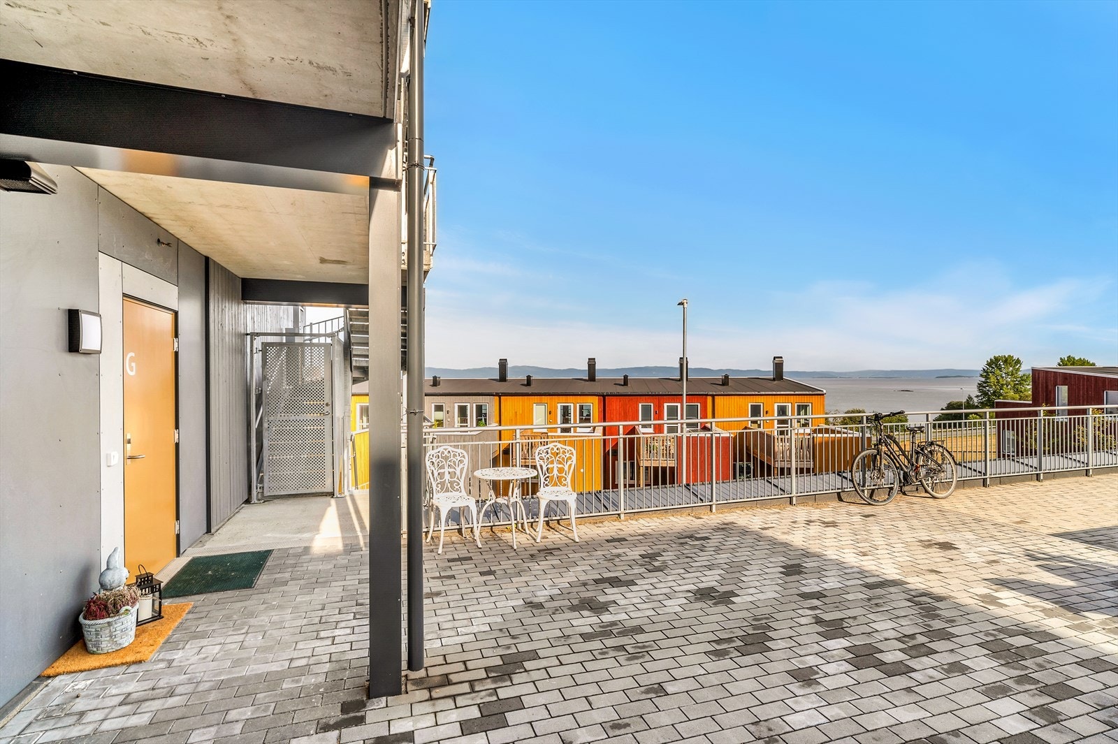 Leiligheten nyter godt av å ha eget inngangspari med lett adkomst fra parkeringskjeller og gjesteparkering. Galleribilde