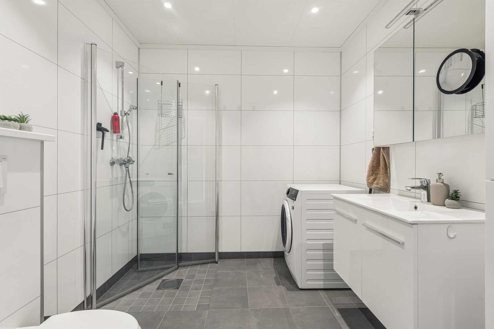Pent baderom med opplegg for vaskemaskin. Galleribilde