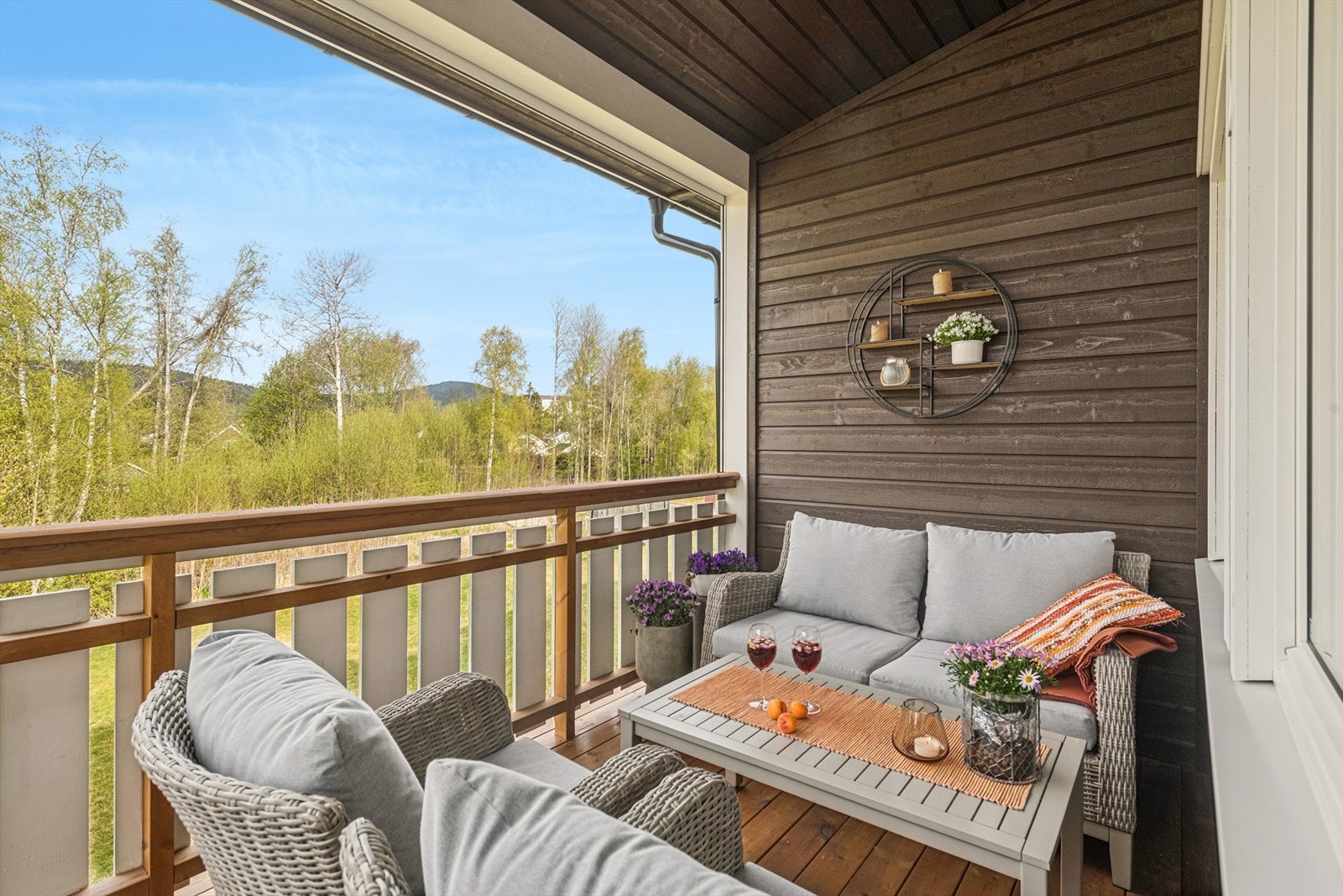 Leiligheten vender mot friareal og har gode solforhold. Galleribilde