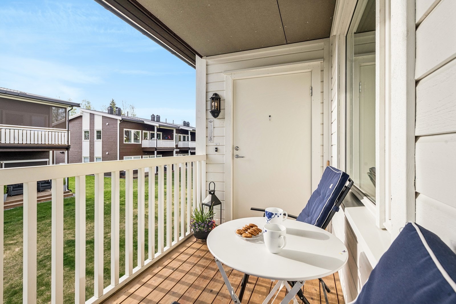 Flott uteplass med morgensol. Galleribilde