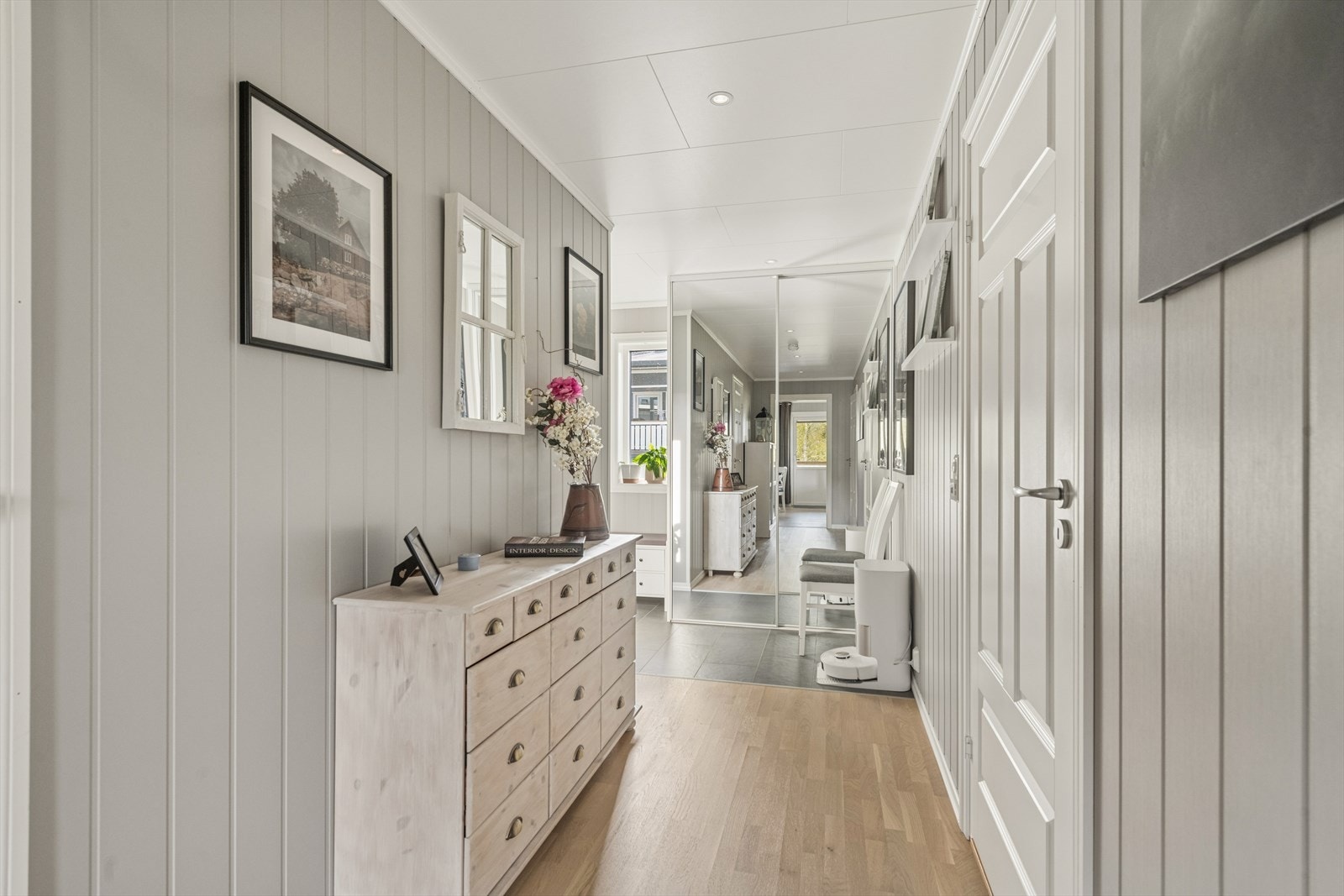 Romslig gang med skyvedørsgarderobe. Galleribilde