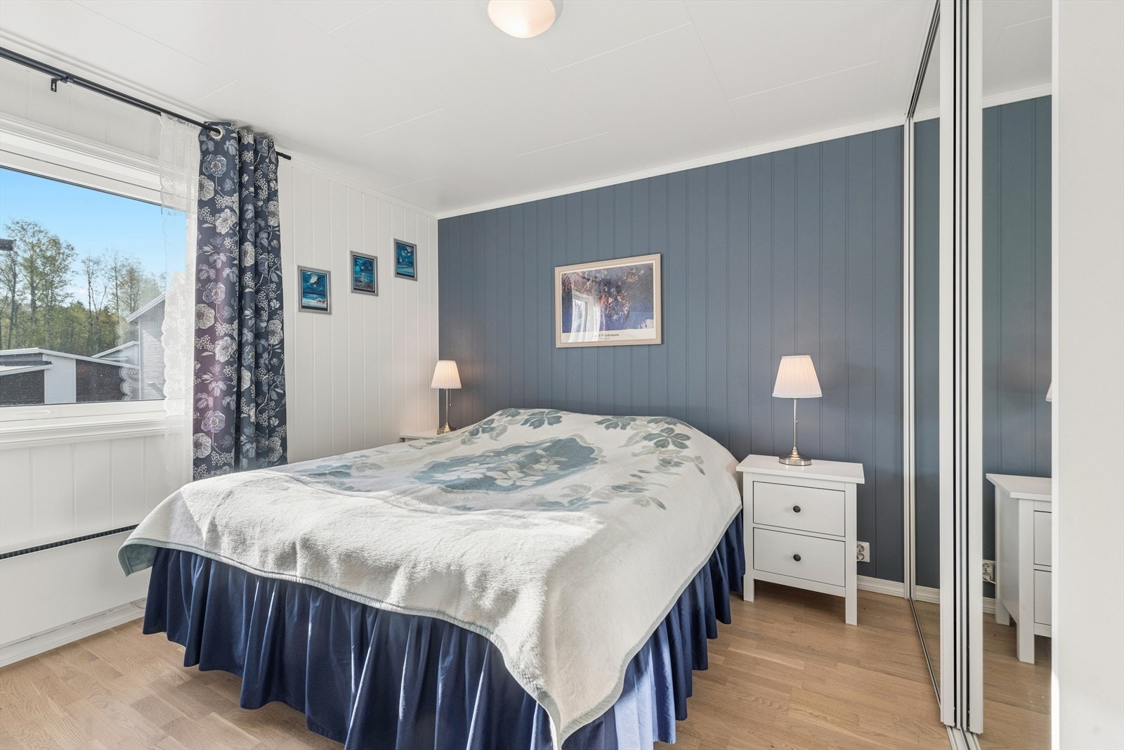Hovedsoverom med skyvedørsgarderobe. Galleribilde