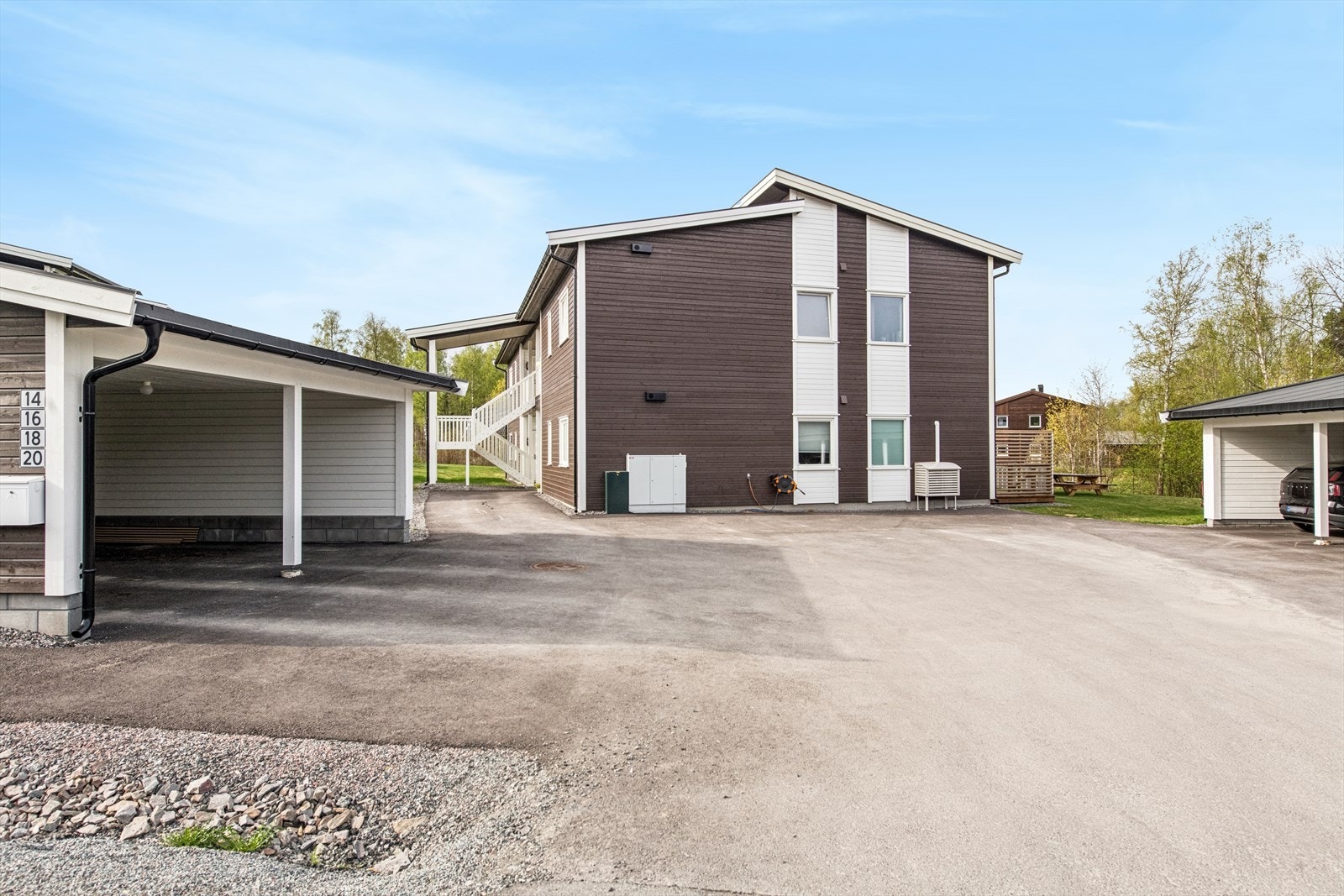 Leiligheten disponerer en parkeringsplass i carport. Galleribilde