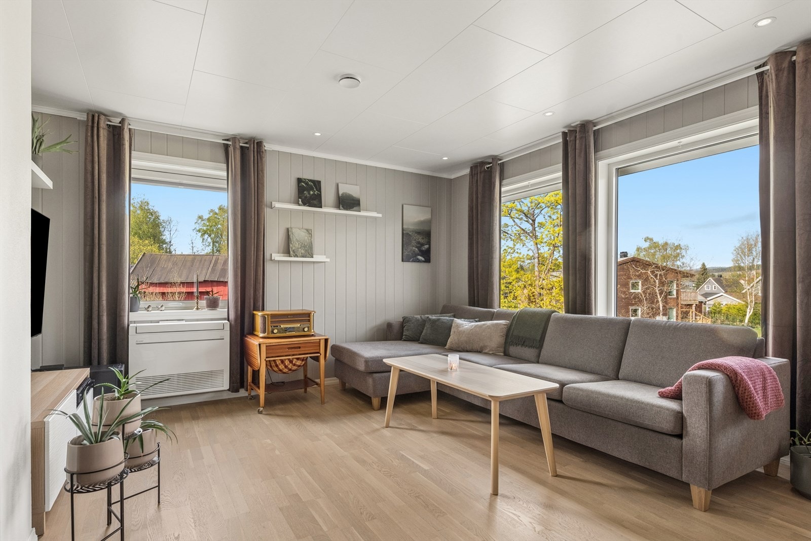 Stuen har store vindusflater som gir mye lys. Galleribilde