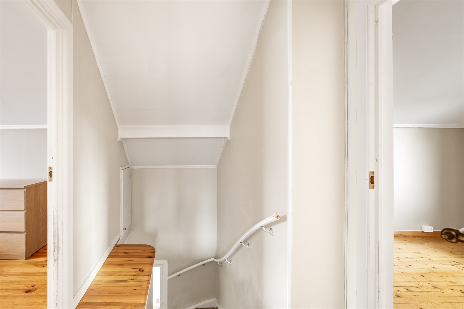 Trapperommet og gangen i andre etasje har malte flater og binder rommene sammen. Trappen er belagt med teppe. Galleribilde