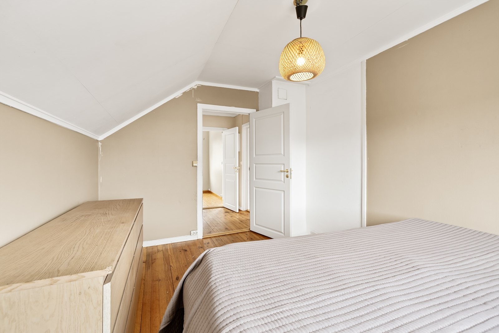 Rommet har god plass til dobbeltseng og oppbevaringsmøbler. Galleribilde