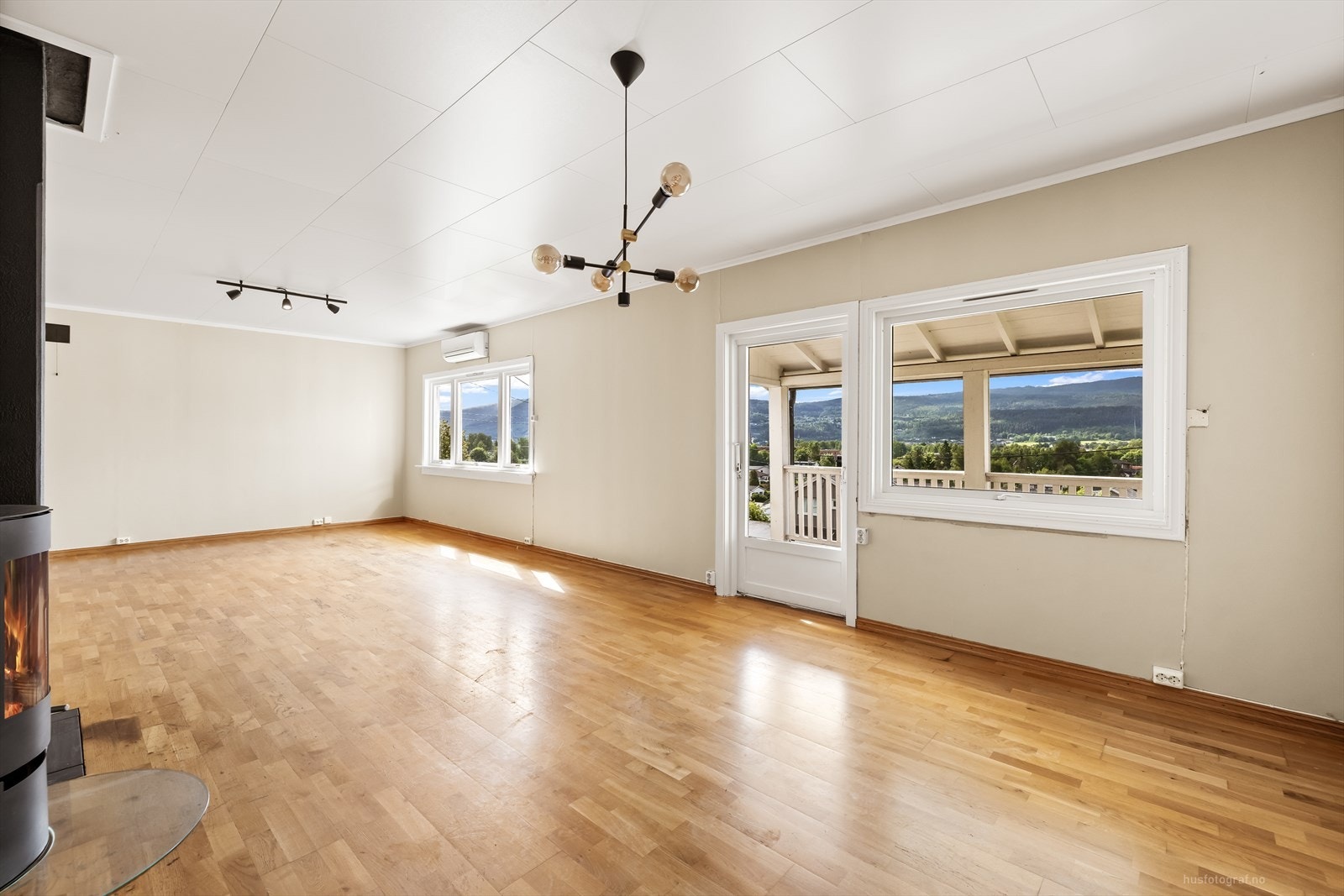 Fra stuen er det direkte utgang til en overbygget terrasse på cirka 8 m². Galleribilde