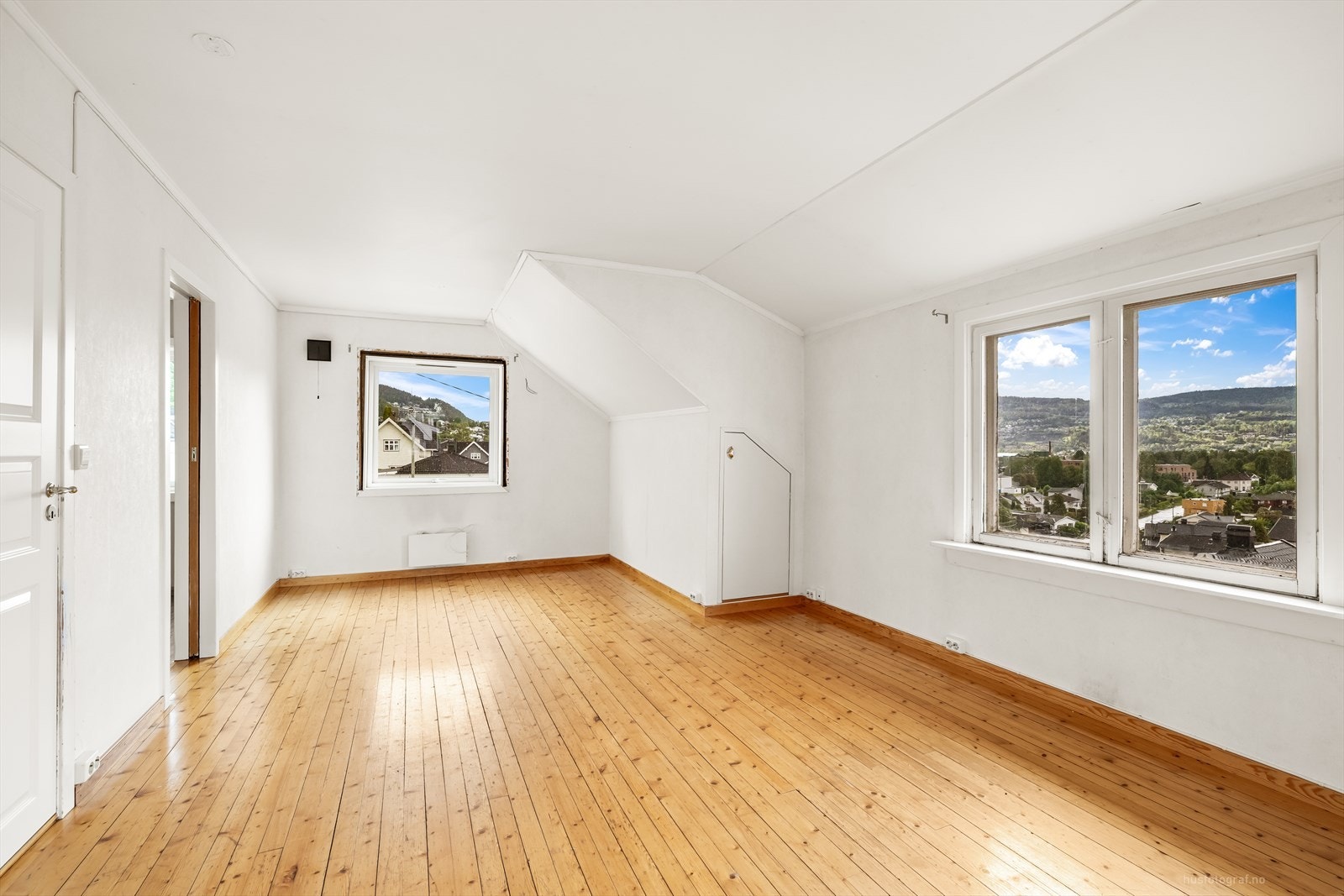 Loftstuen i andre etasje gir ekstra fleksibilitet, med god plass og originale furugulv. Galleribilde