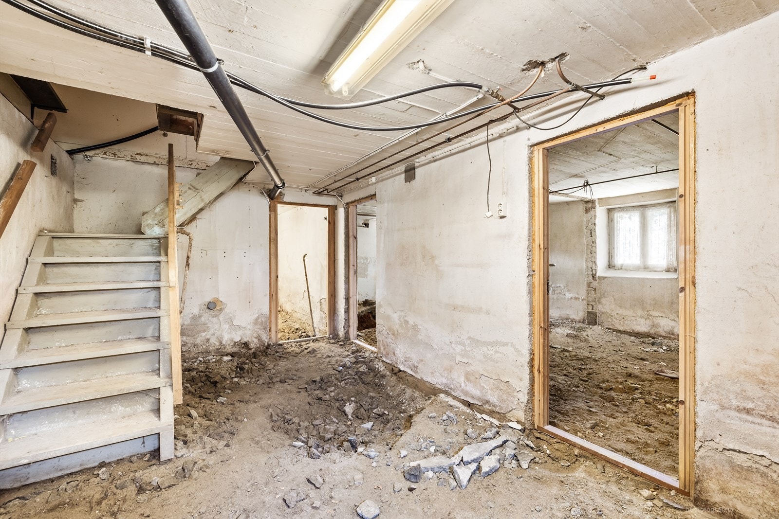 Utgraving av gulvet er en del av prosessen med å klargjøre kjelleren for fremtidig innredning som hoveddel. Galleribilde