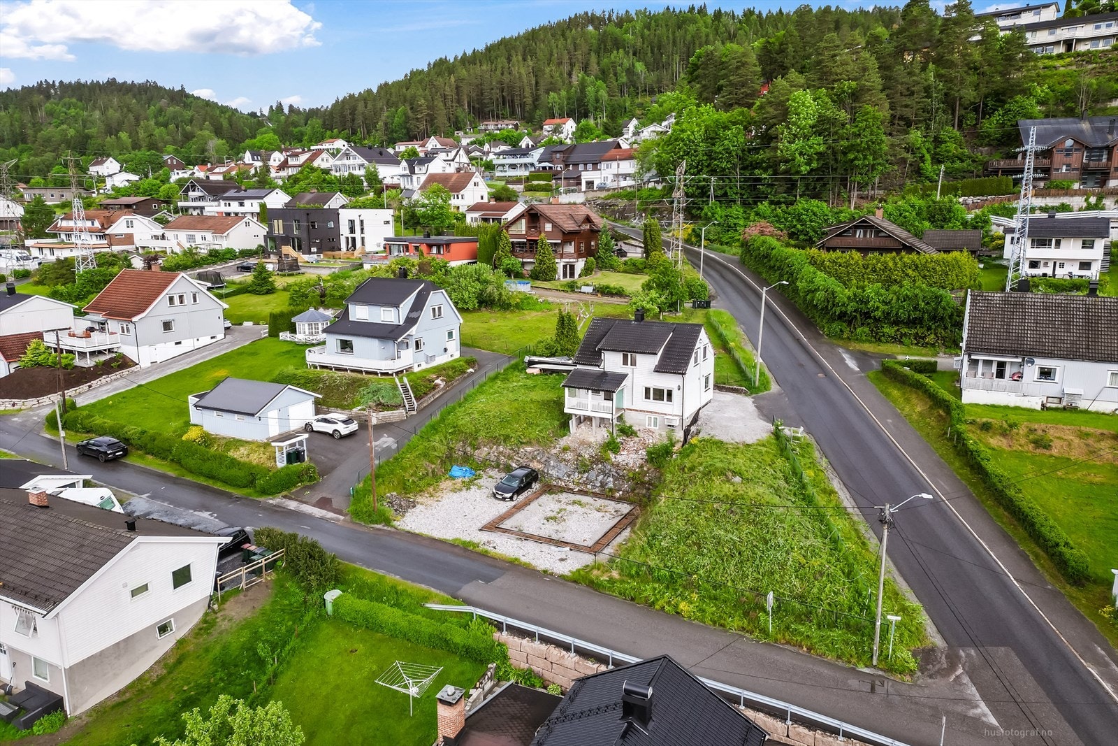 Eiendommen ligger i et område som hovedsakelig består av eneboliger. Galleribilde
