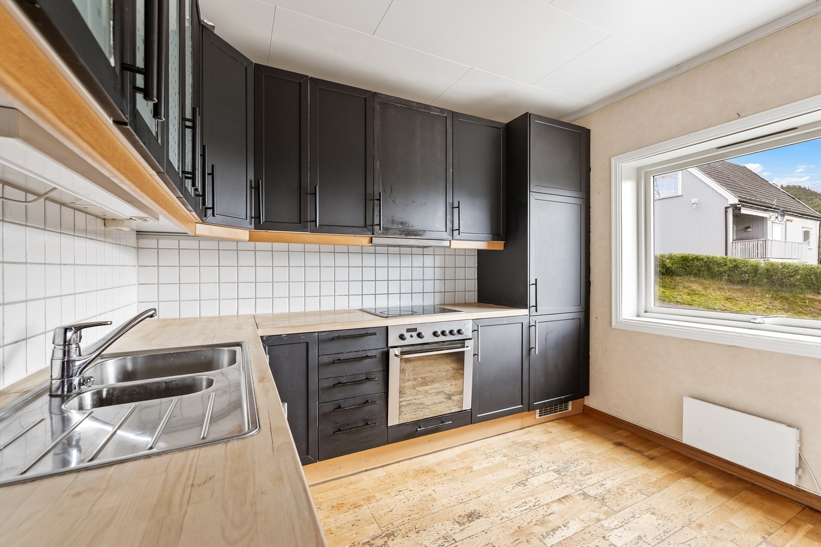 Godt med skap- og benkeplass. Kjøkkenventilator har avtrekk ført ut. Galleribilde