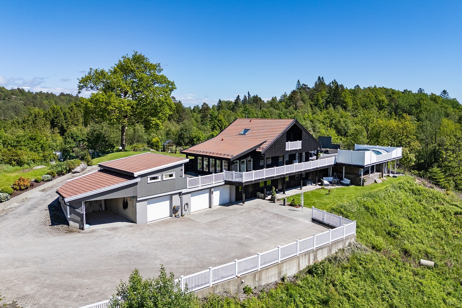 Stort tun og godt med garasjeplass Galleribilde