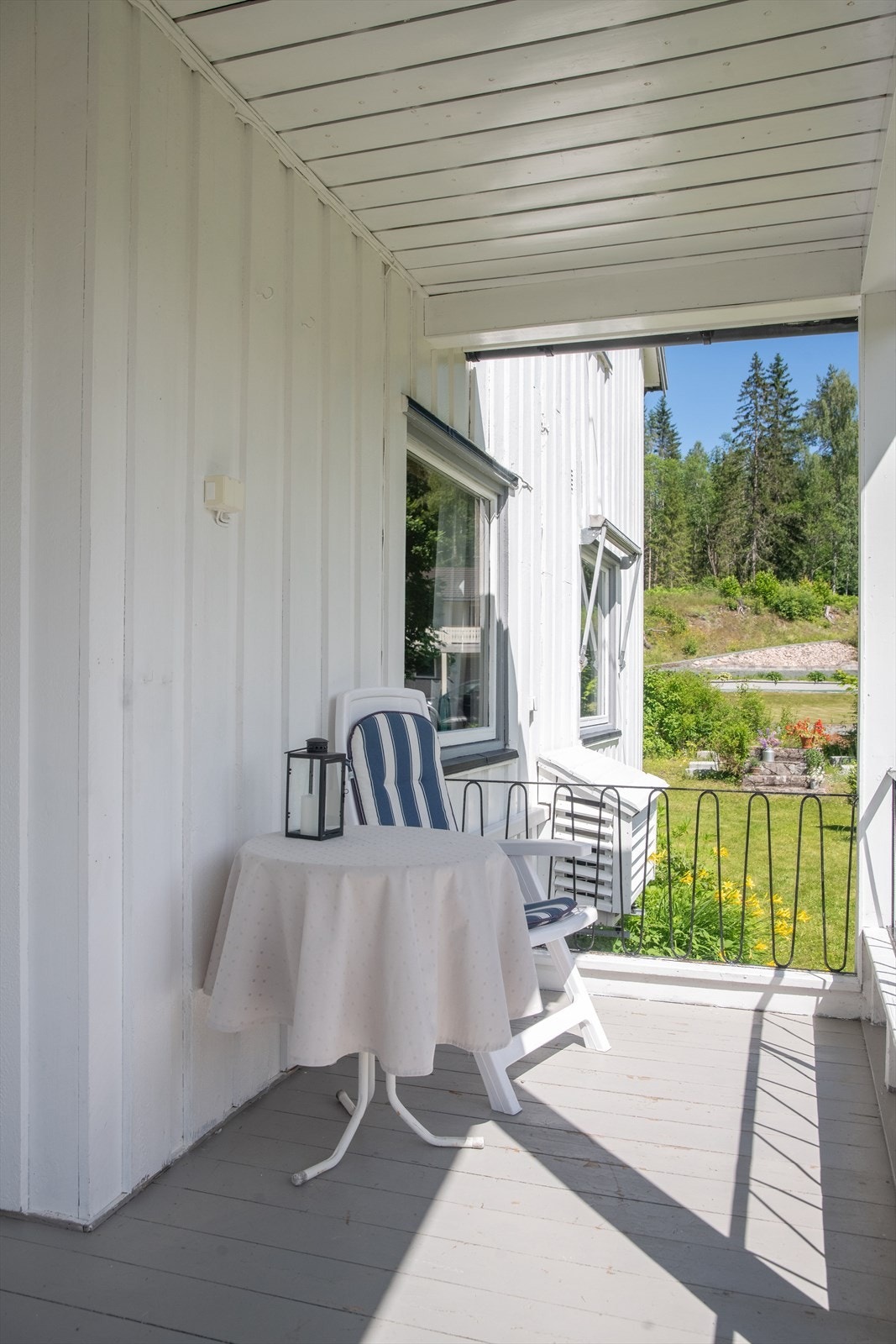 Fra sommerstuen er det utgang til den overbygde terrassen. Galleribilde