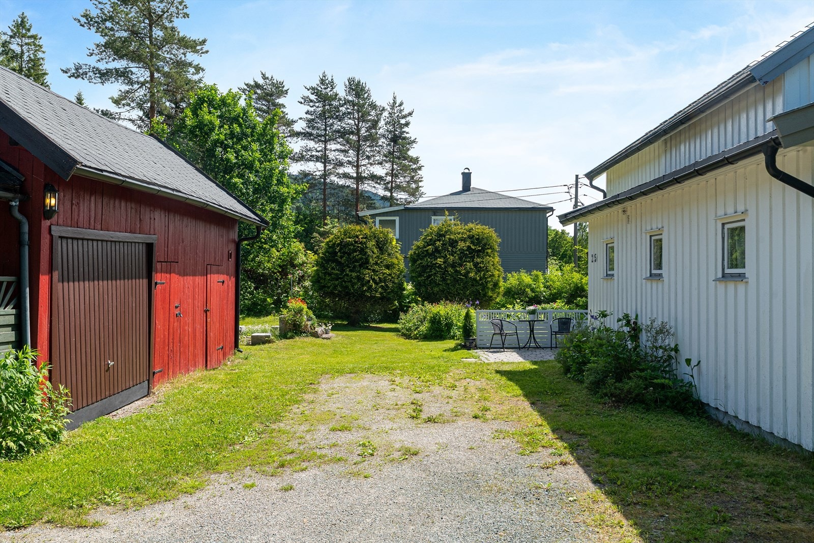 Gruset gårdsplass med god plass til parkering. Galleribilde
