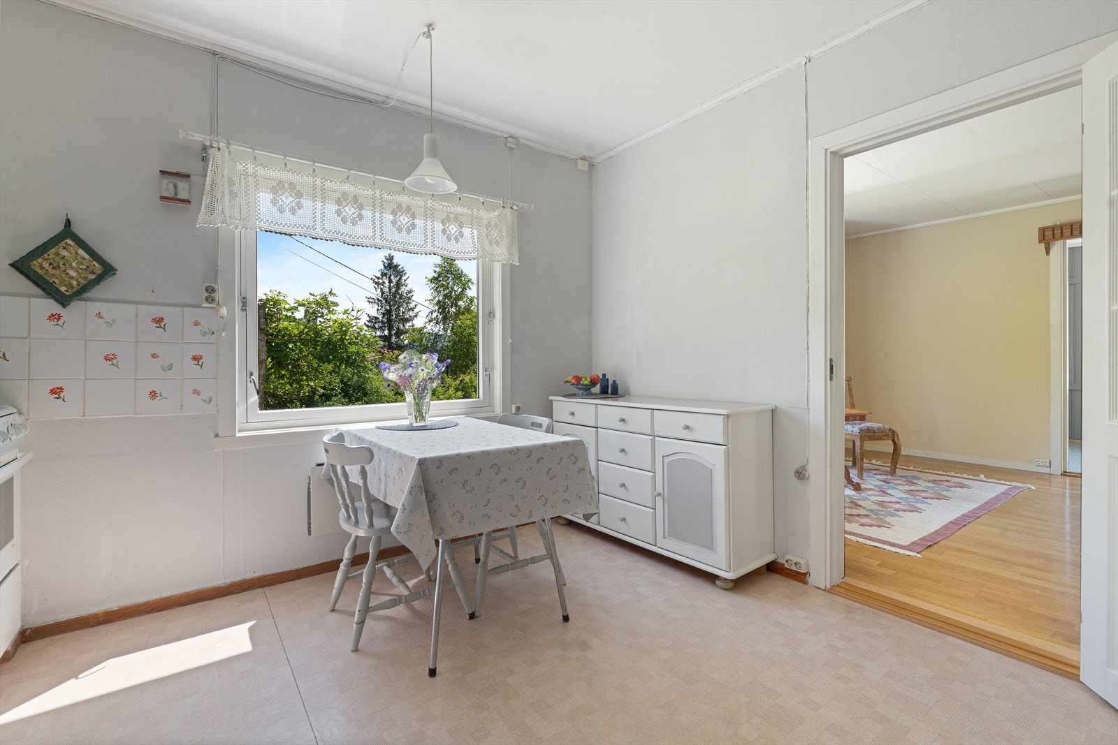 Kjøkkenet har godt med benke- og skapplass, samt plass til spisebord. Galleribilde