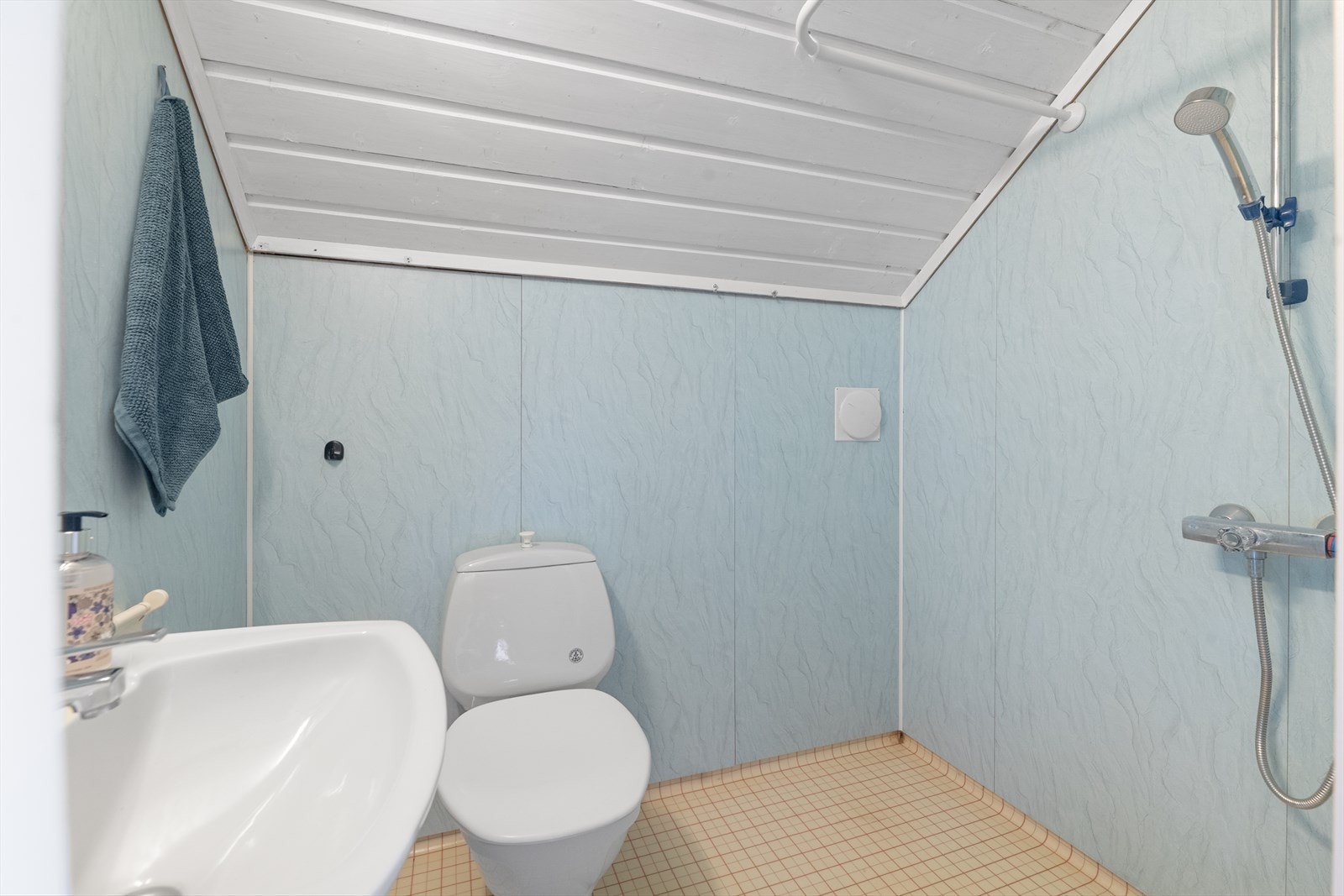 Badet i andre etasje har baderomsplater på vegg og belegg på gulv (ikke omsøkt endret fra kott til bad). Galleribilde