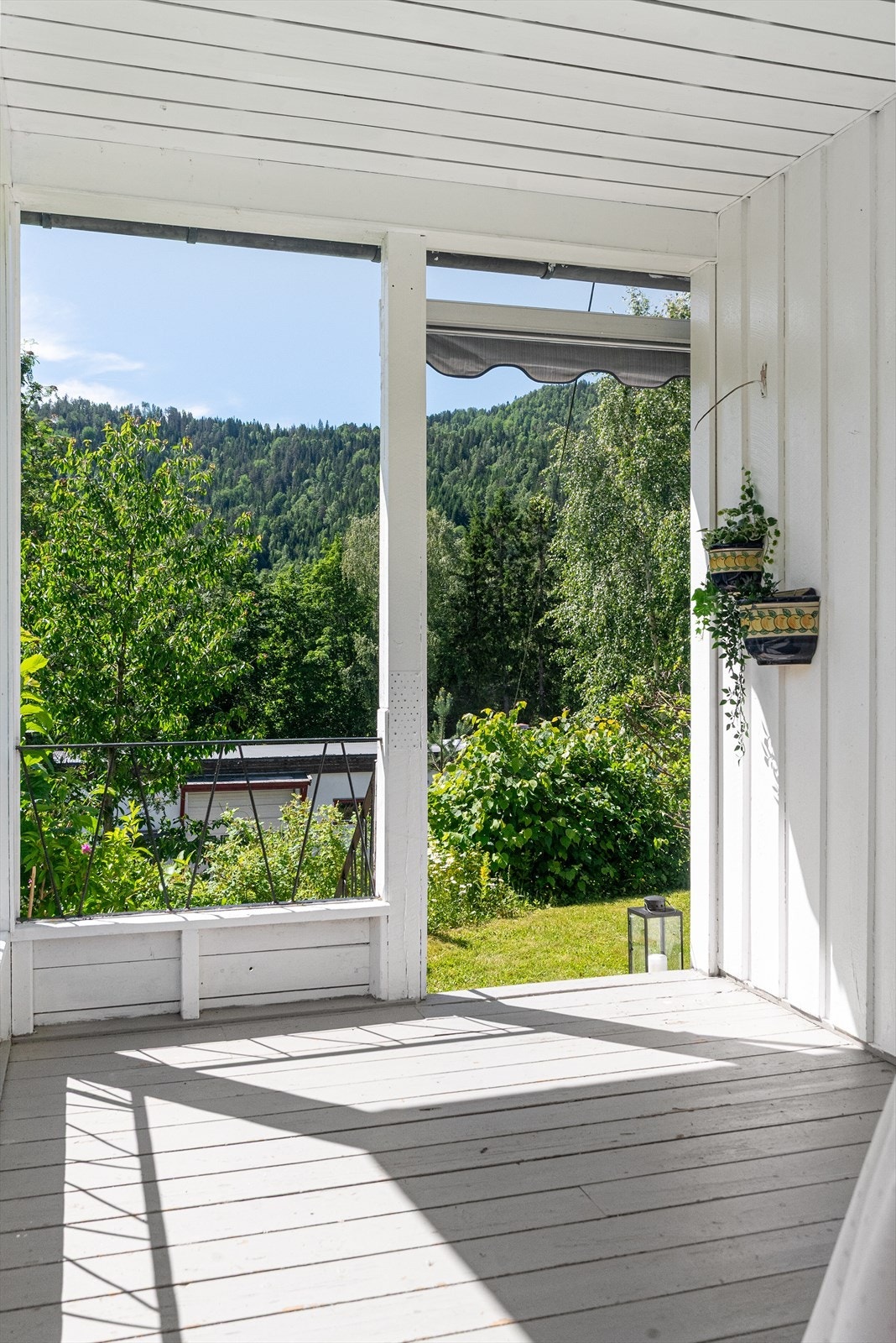 Videre er det trapp ned til hagen. Galleribilde