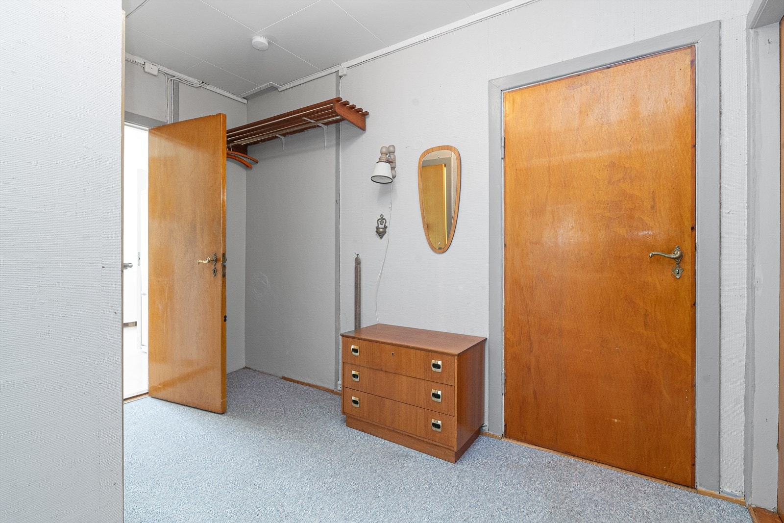 Gang med plass til oppbevaring. Adkomst videre til stue. Galleribilde