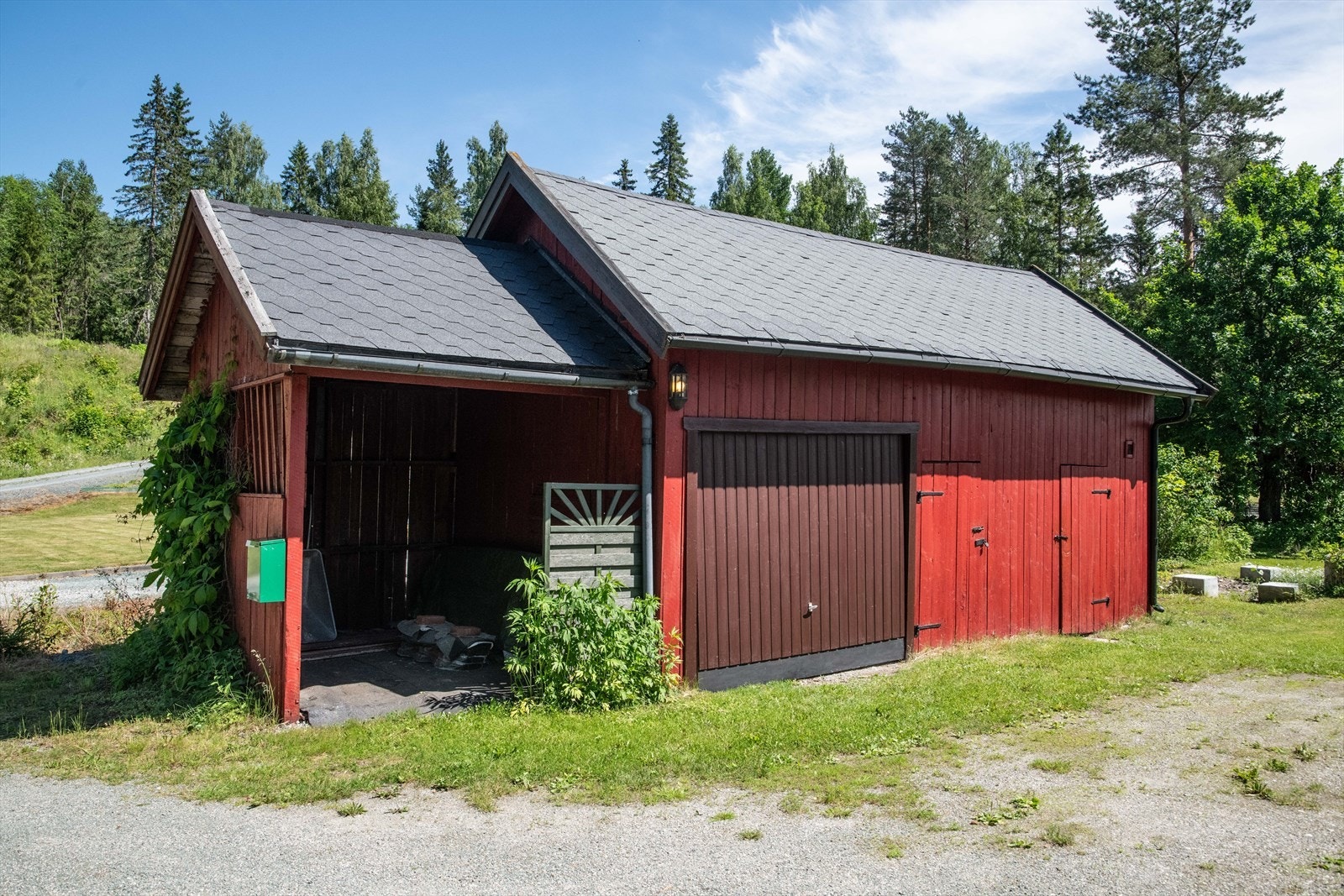 Uthus som inneholder garasje og solid lagringsplass. Galleribilde