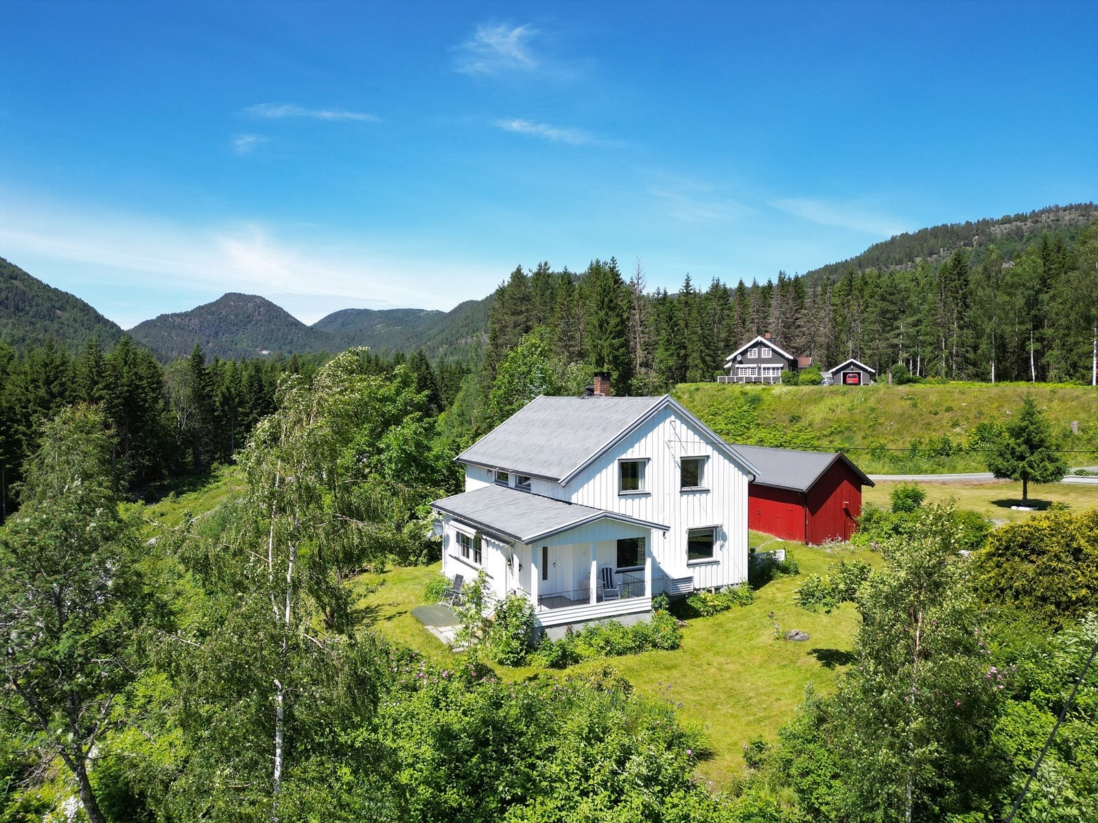 Eiendommen ligger i landlige omgivelser rett nord for Kvitseid sentrum. Galleribilde