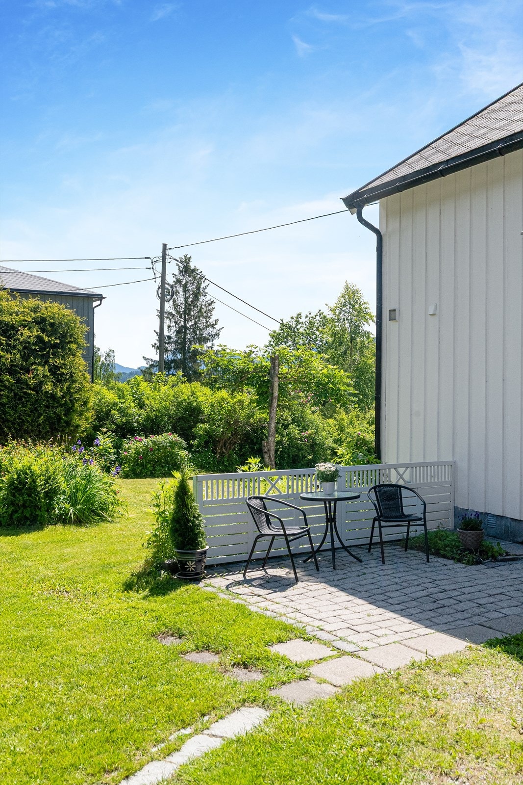 Hyggelig uteplass ved inngangsparti, hvor man kan nyte morgensol. Galleribilde