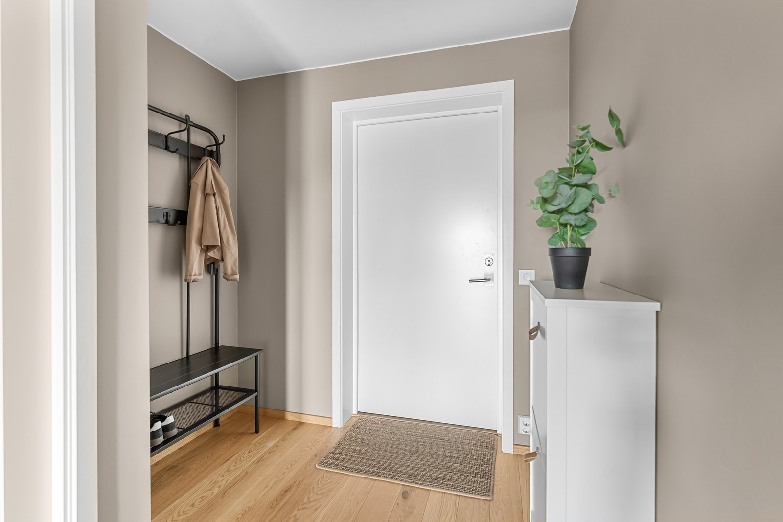 Du ønskes velkommen inn i en lys og praktisk entré med god plass til å henge fra seg. Galleribilde