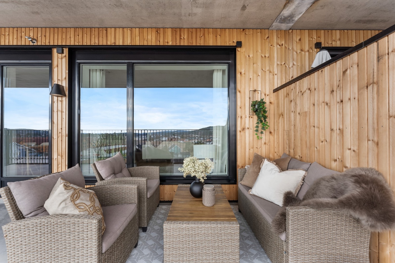 Balkongen er sydvendt og gir gode solforhold og rikelig med plass til både spisegruppe og lounge. Galleribilde