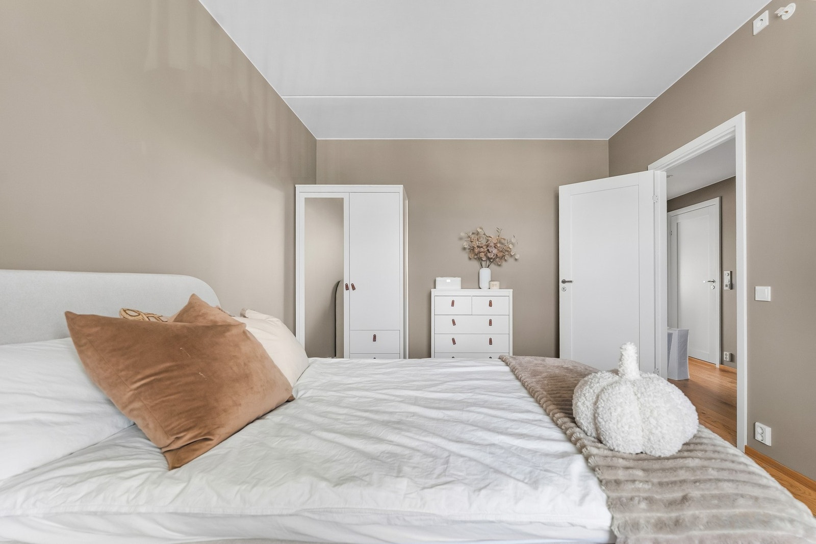 Det er også avsatt rikelig med plass til garderobeskap, eller en vegg-til-vegg skyvedørsgarderobe hvis det er ønskelig. Galleribilde