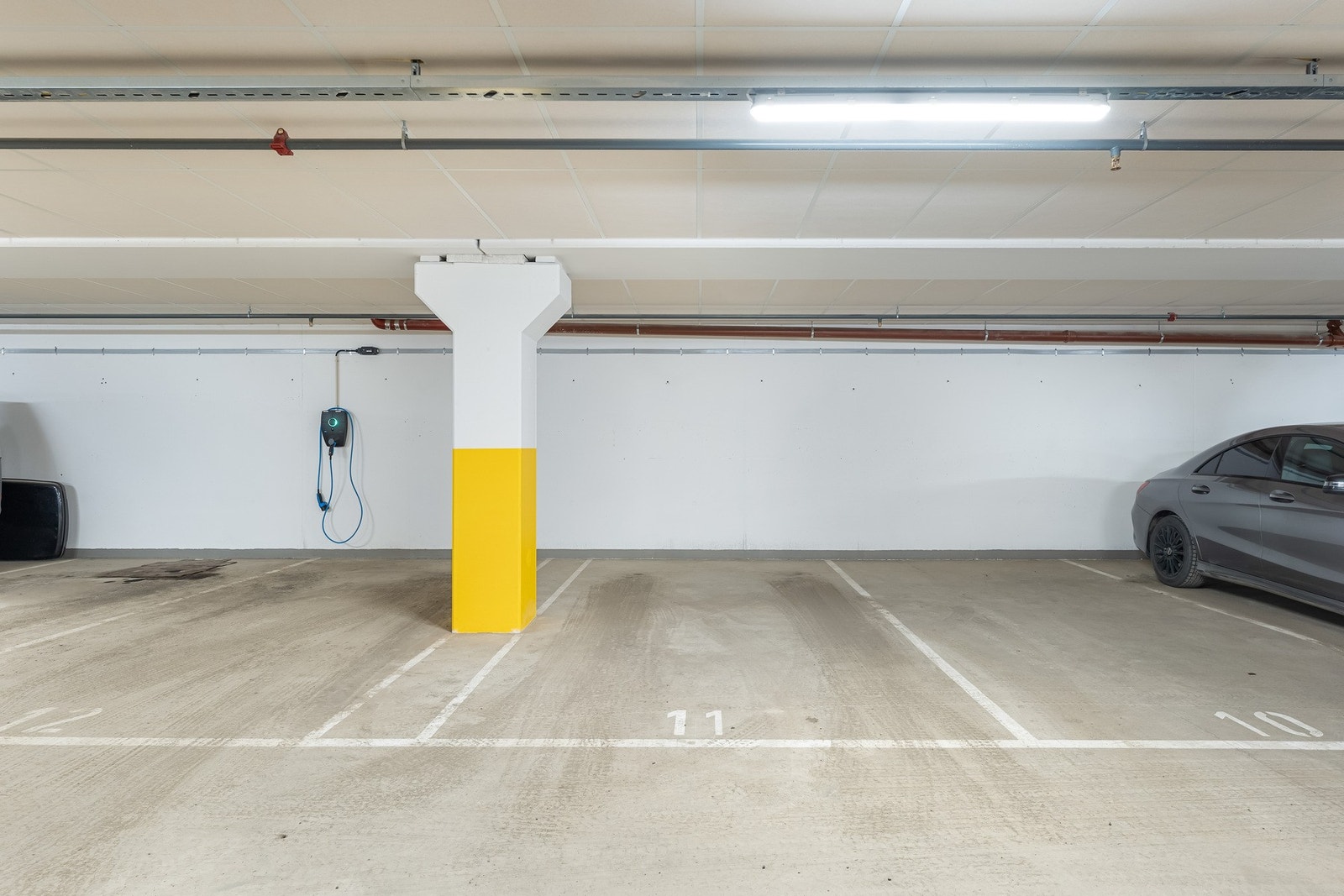Det medfølger en parkeringsplass i felles garasjekjeller, med mulighet for elbil-lader! Plassen er merket som nr. 11. Galleribilde