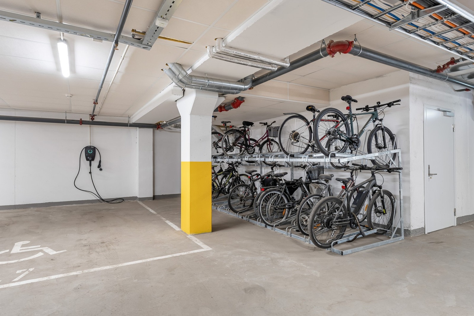 Felles sykkelparkering for beboerne. Galleribilde