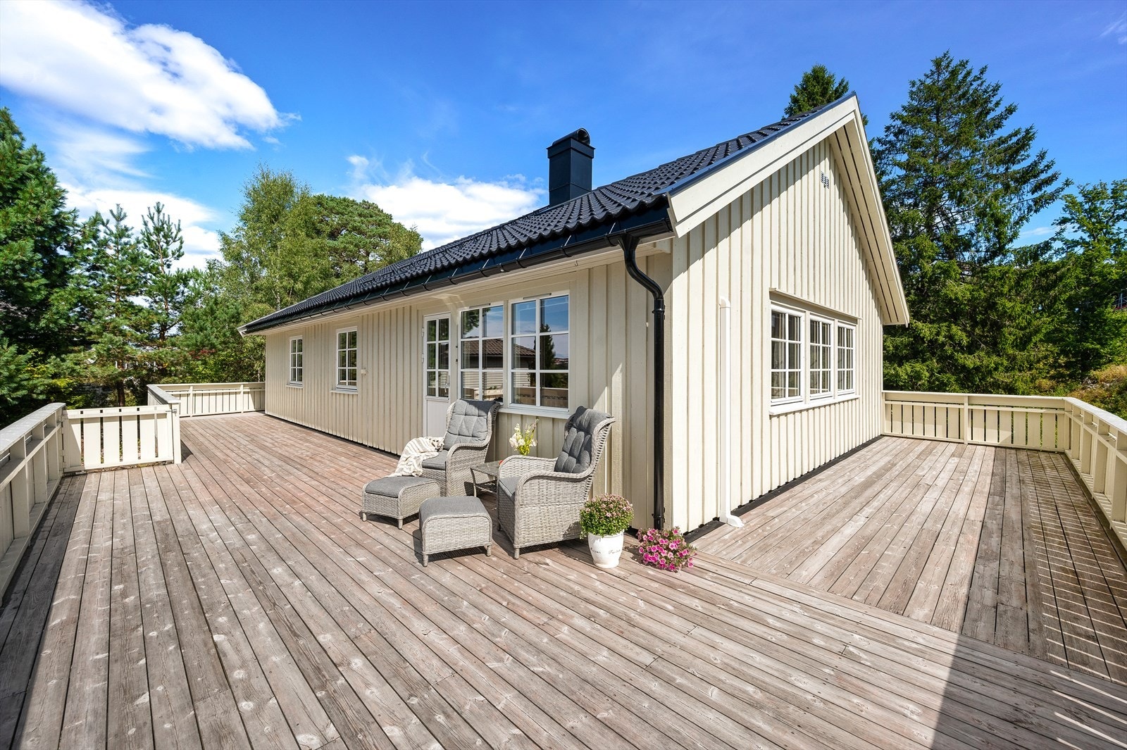 Stor platting rundt boligen hvor man har svært god plass til utemøbler. Galleribilde
