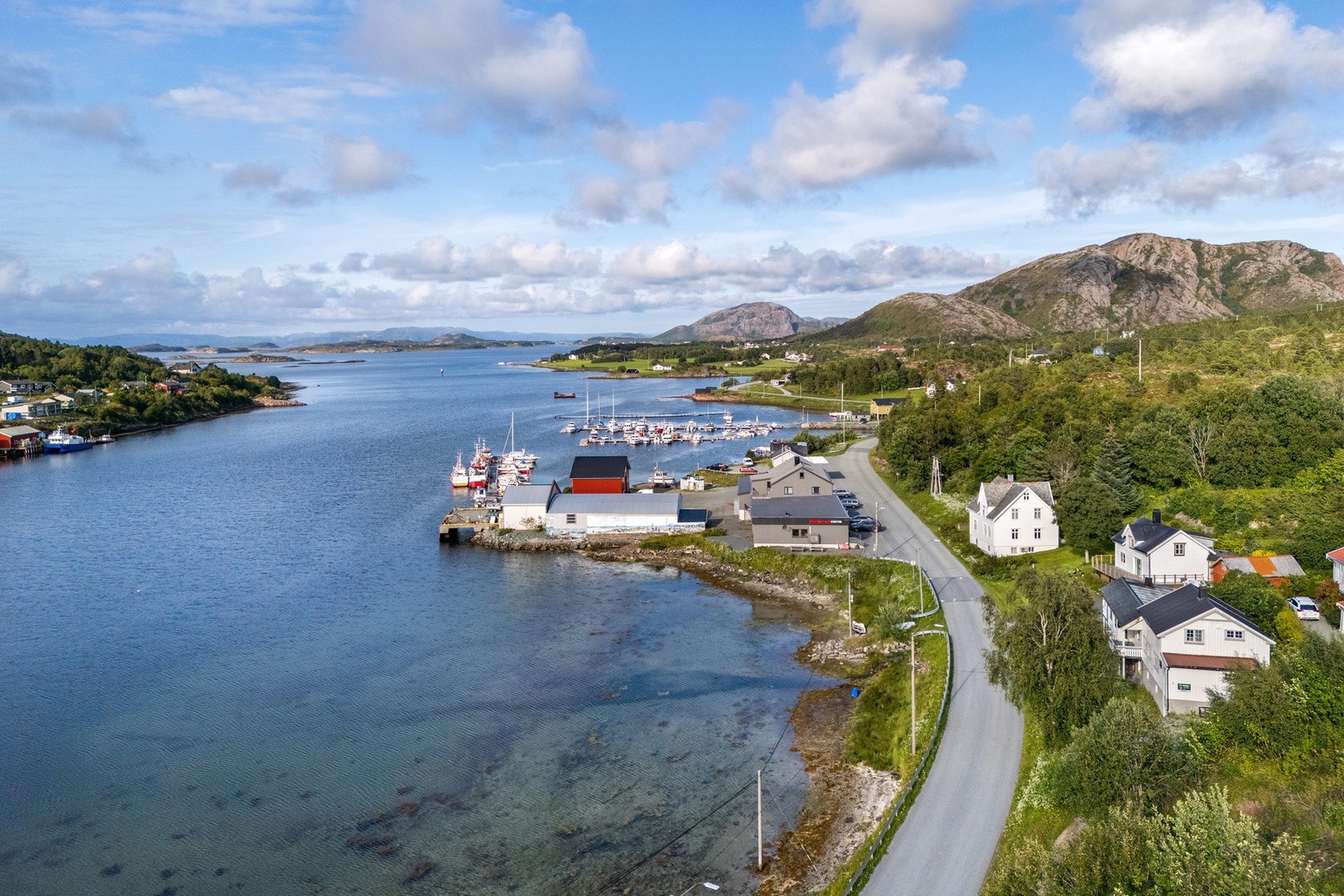 Forrige beboer hadde båtutlegg i bukta, nærhet til havet er en av attraksjonene her. Galleribilde