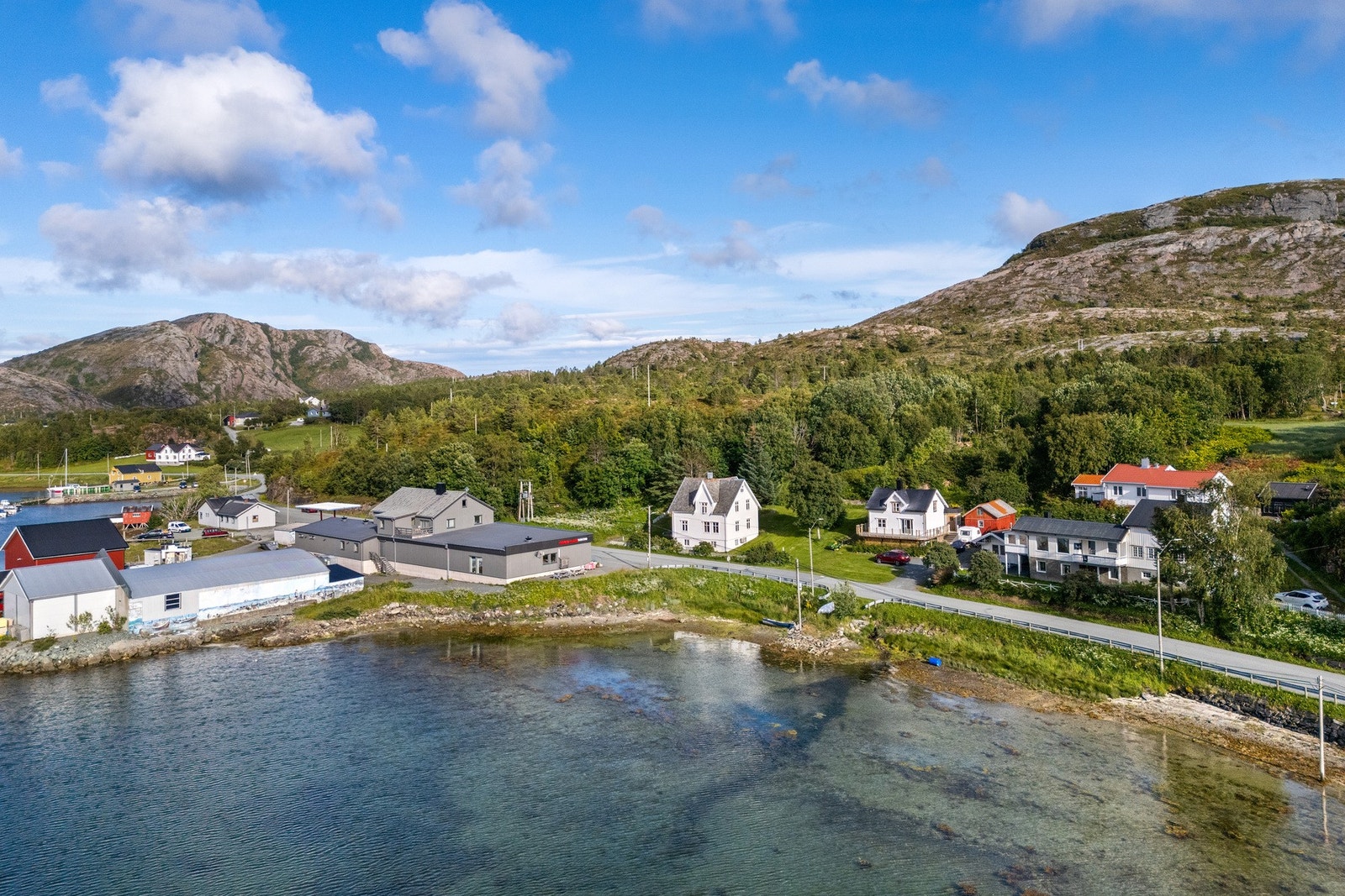 Det er gangavstand til Vallersund oppvekstsenter m/ barnehage, skole og idrettsplass. Galleribilde