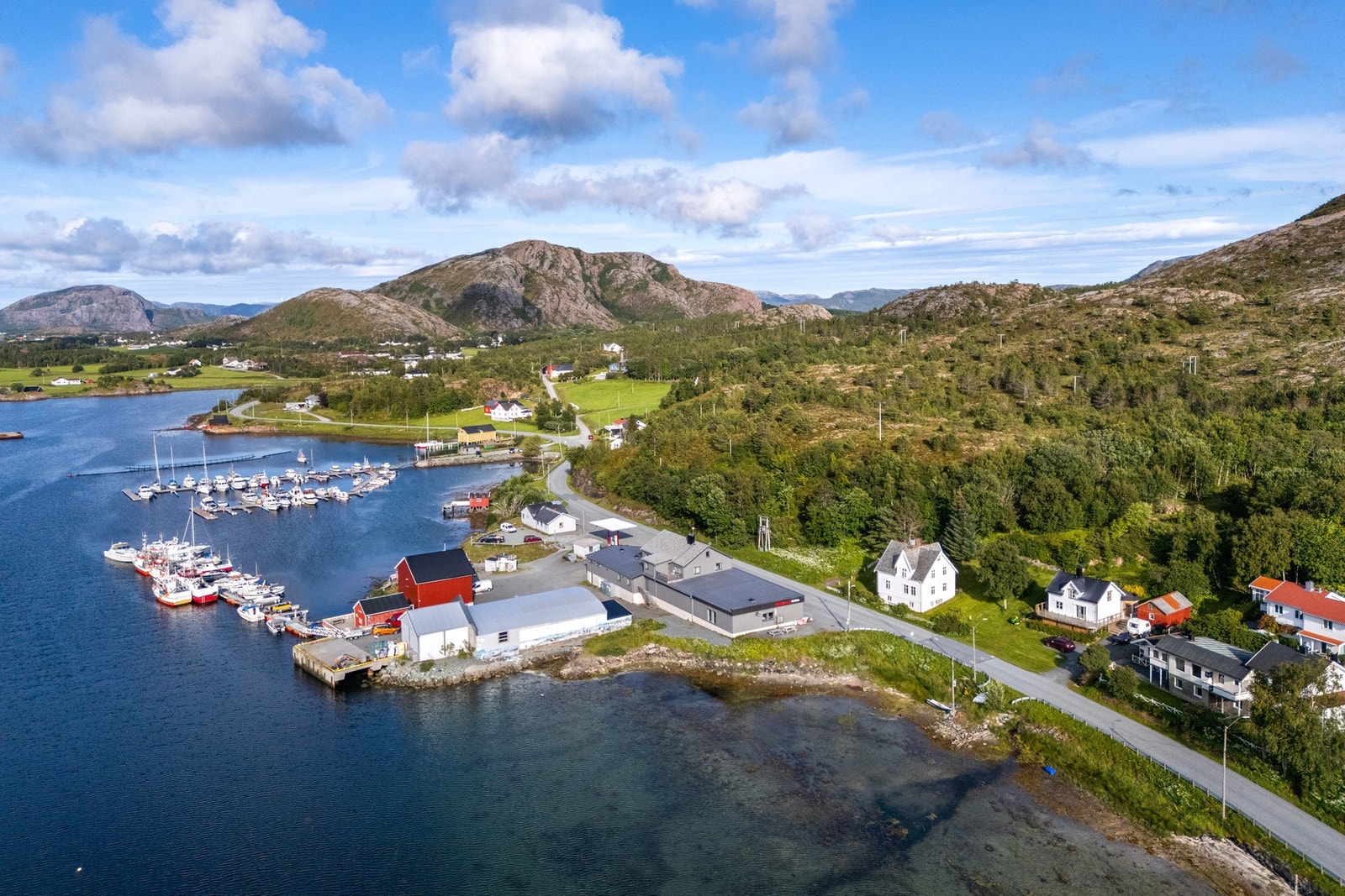Her bor du sentralt, like ved dagligvarebutikk, skole, barnehage og gjestehavn/marina. Galleribilde