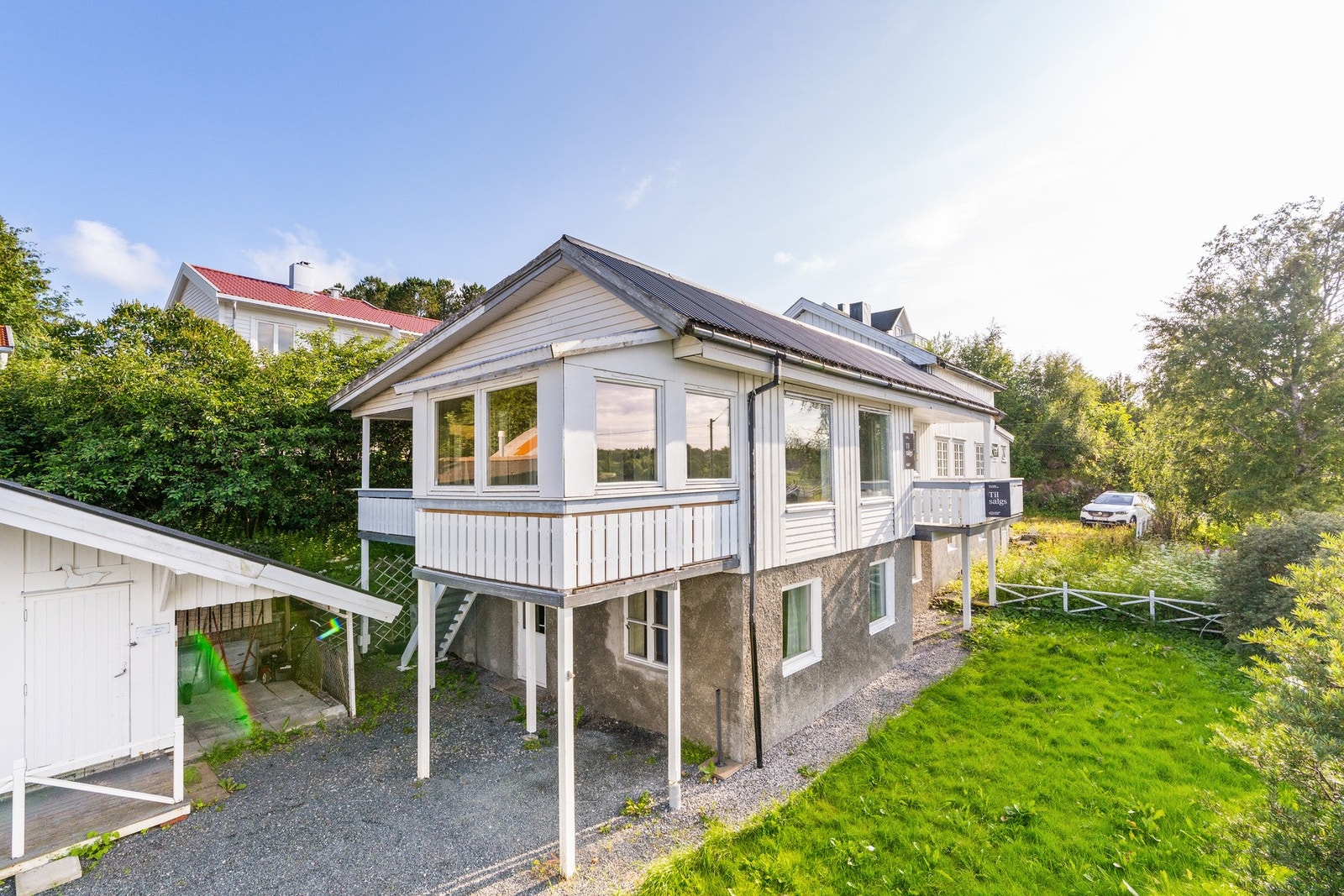 Boligen disponerer en parkeringsplass på tilliggende eiendom. Galleribilde
