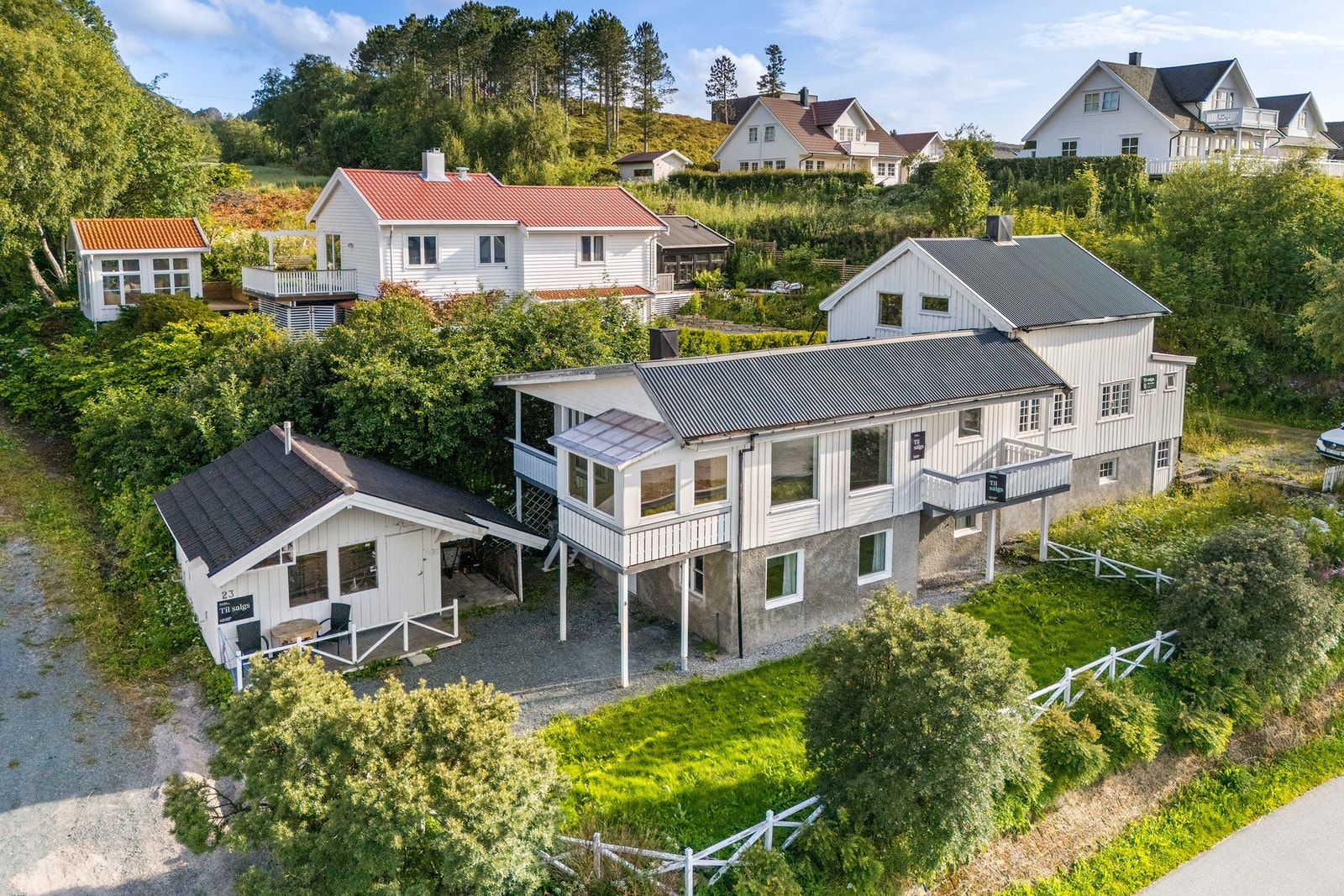 Velkommen til Jøssundveien 23 - rett ved vannkanten og med gode utviklingsmuligheter. Galleribilde