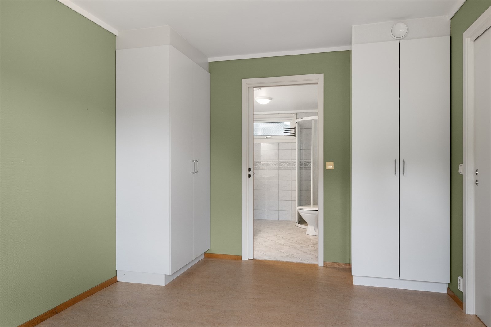 Soverom med plass til garderobeskap for god oppbevaring. Direkte adkomst til bad. Galleribilde
