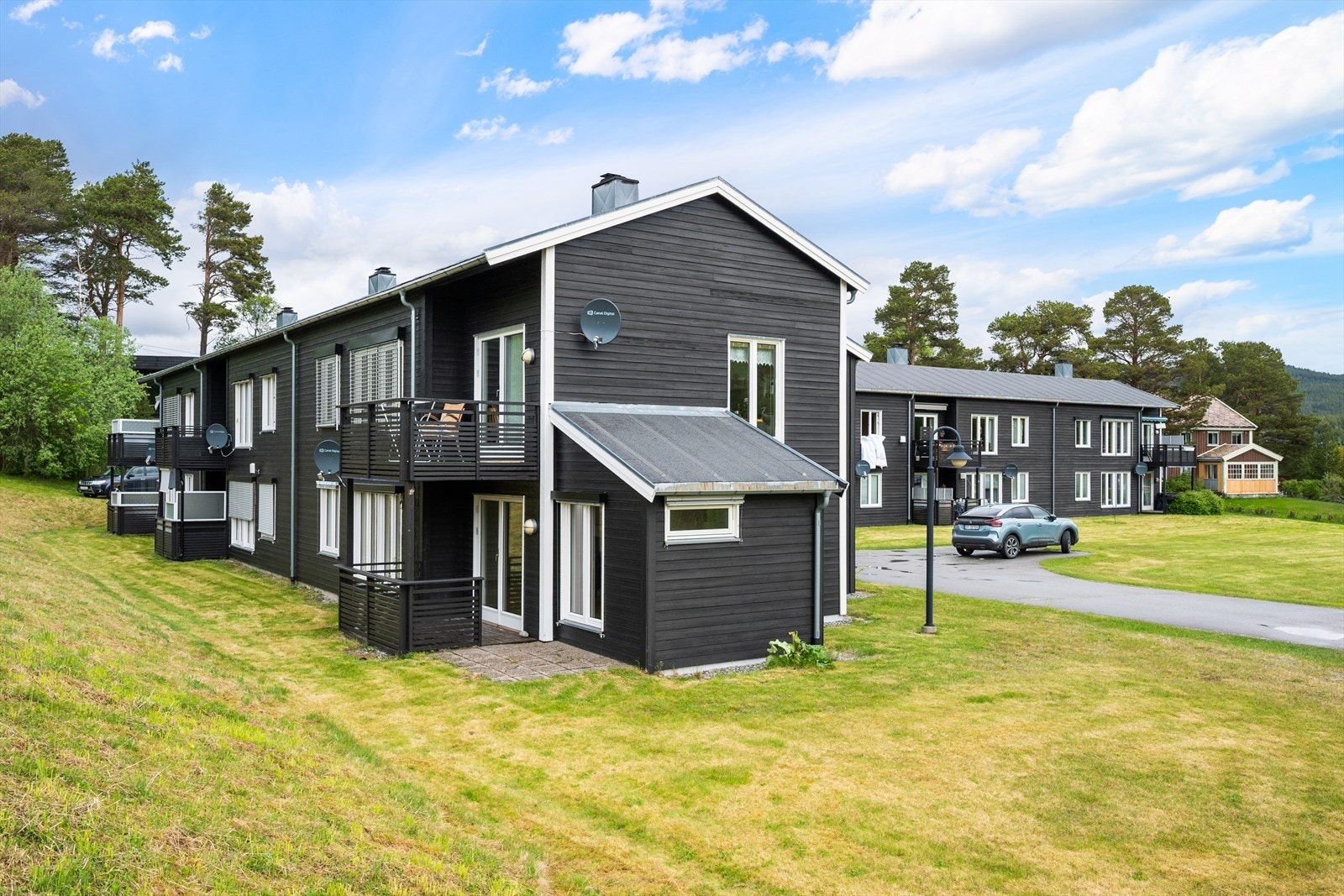 Leiligheten ligger i et rolig og etablert boligområde på Dombås. Galleribilde