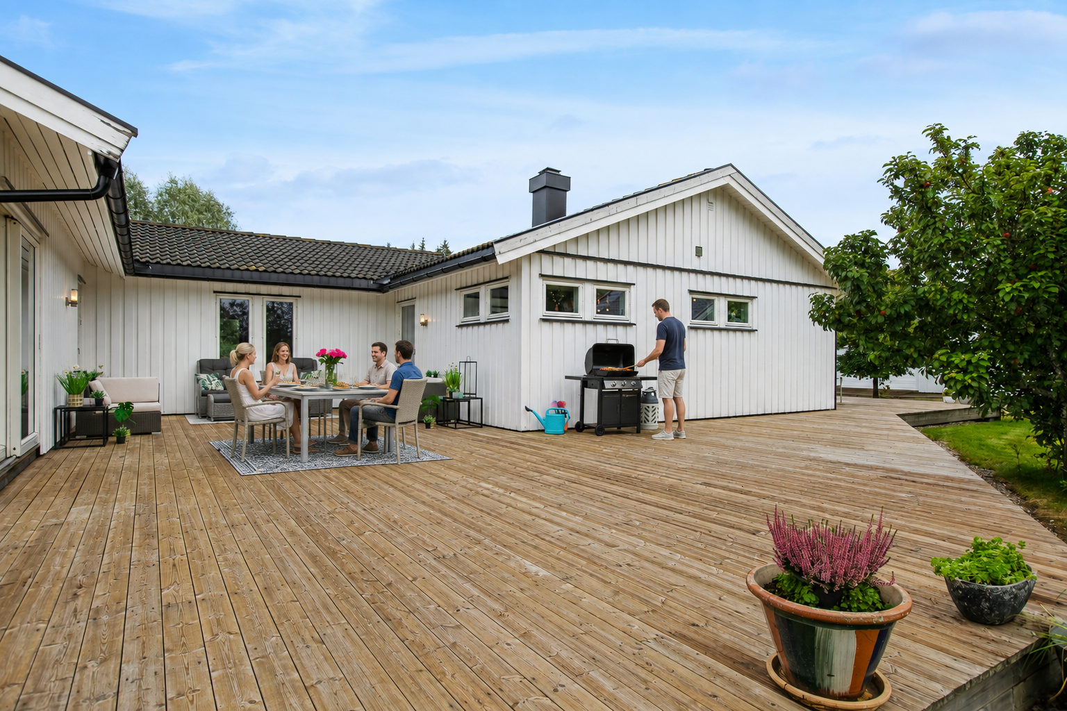 Fra stue og kjøkken er det utgang til en romslig terrasse hvor man sitter skjermet. Nyt et godt måltid med familie og venner. Galleribilde