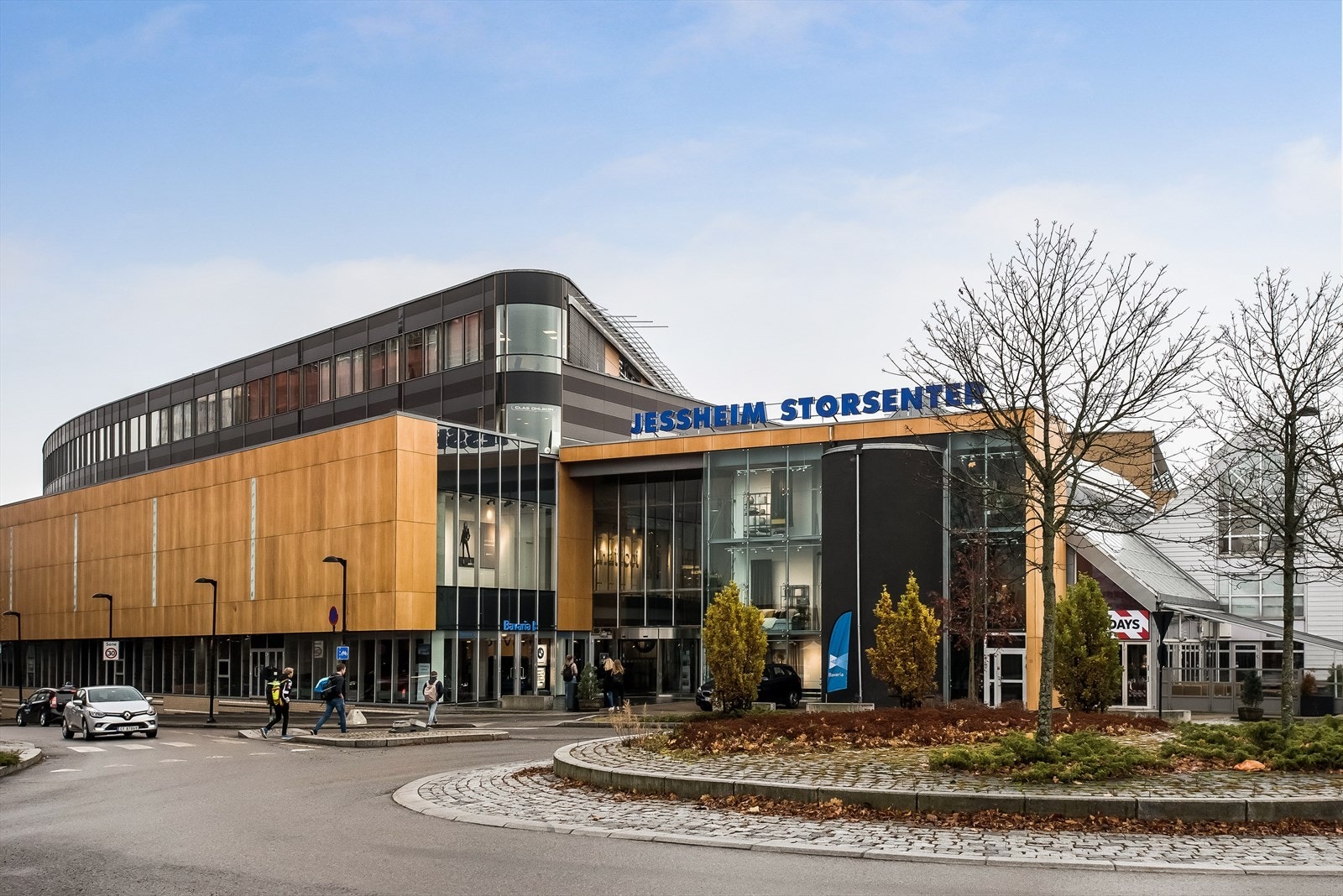Jessheim storsenter byr på mange forskjellige butikker, restauranter, matbutikker etc. Galleribilde