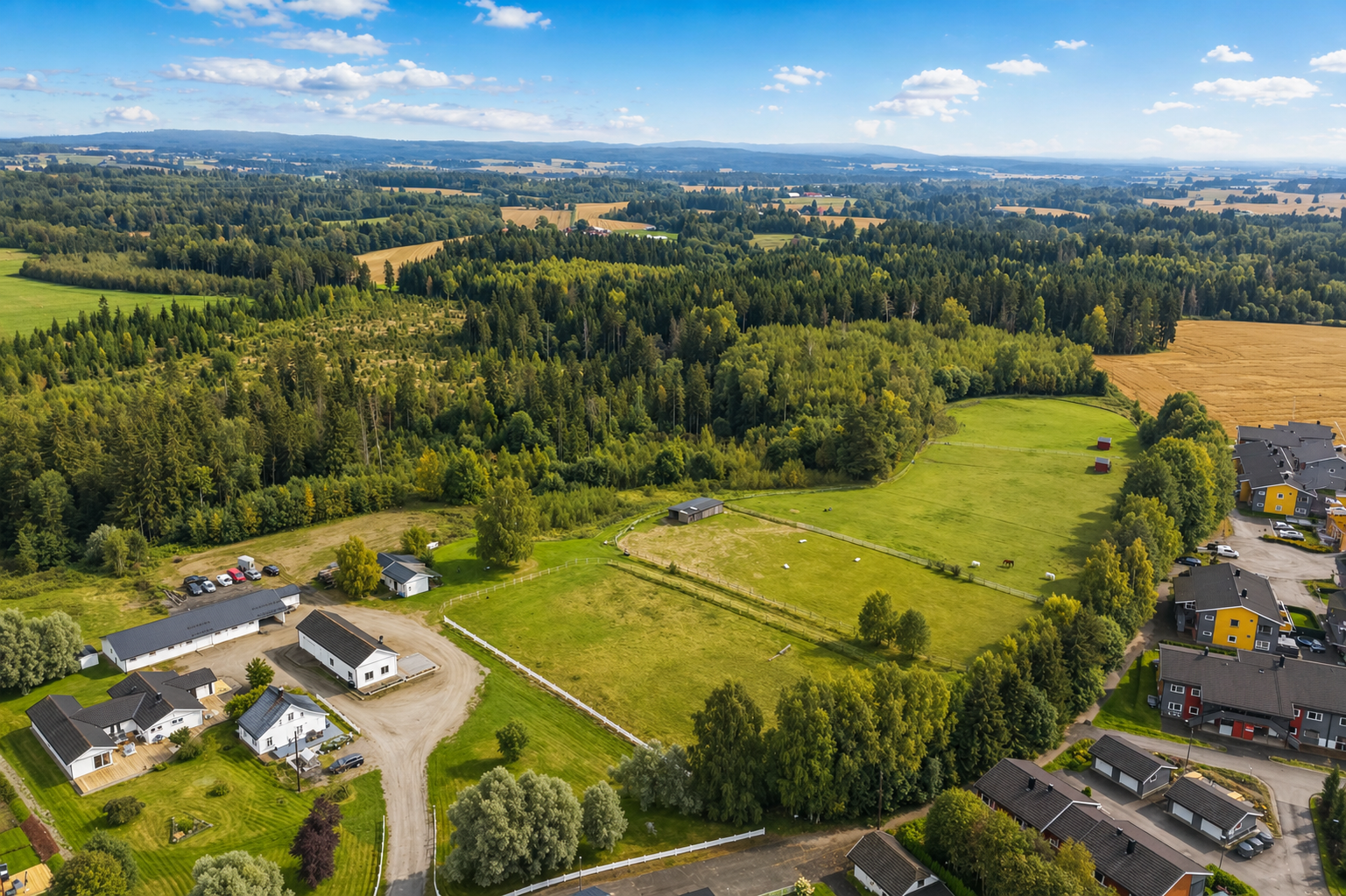 Eiendom på underkant av 50 mål med svært sentral beliggenhet på Jessheim - Eiendommen er omkranset med skog. Galleribilde