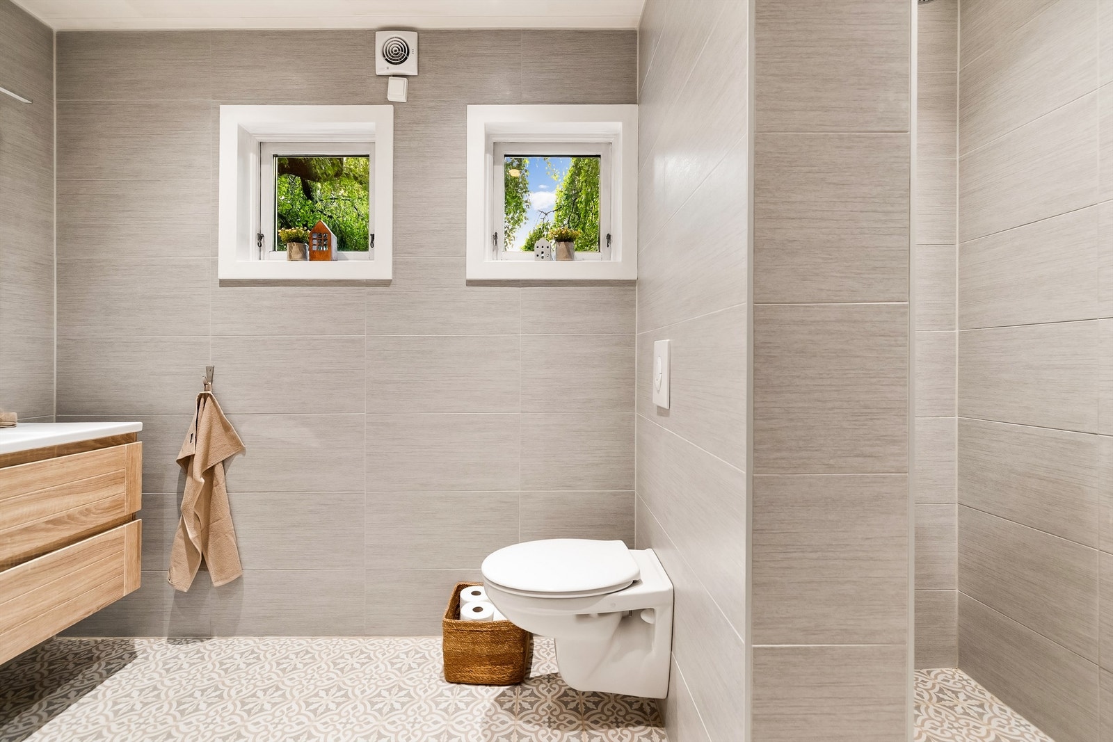Badet er utstyrt med vegghengt toalett for enklere renhold. Galleribilde