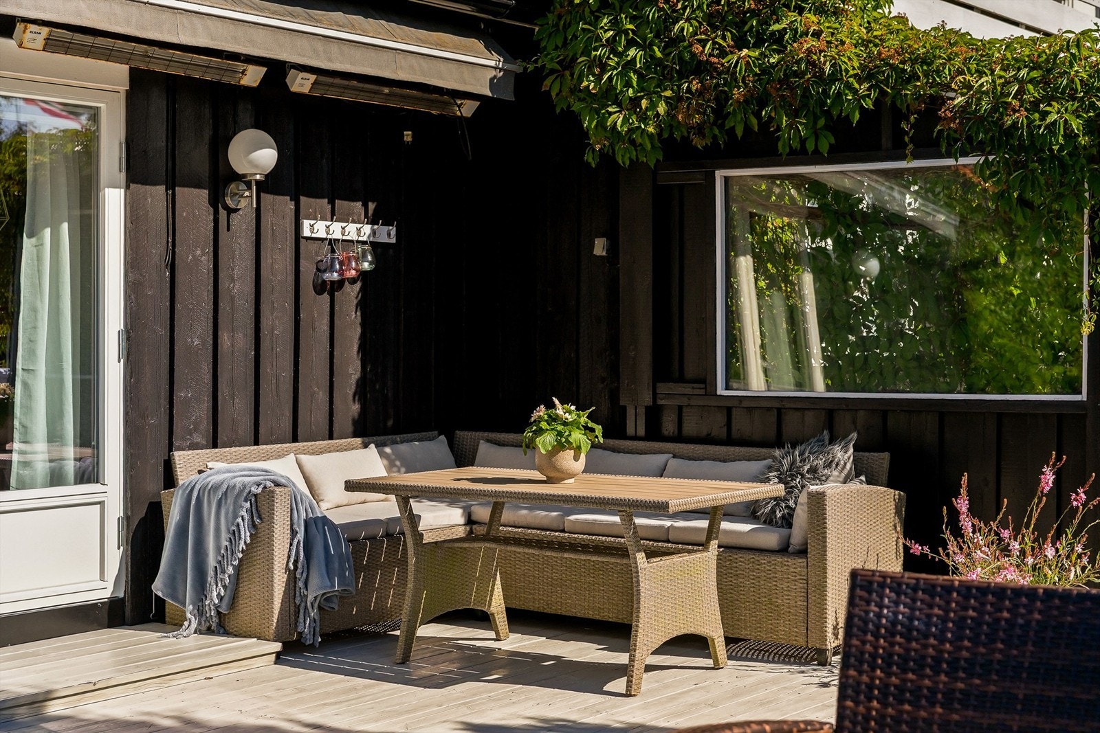 Terrassen har god plass til både sittegruppe og grill, og er et flott samlingspunkt på sommeren. Galleribilde