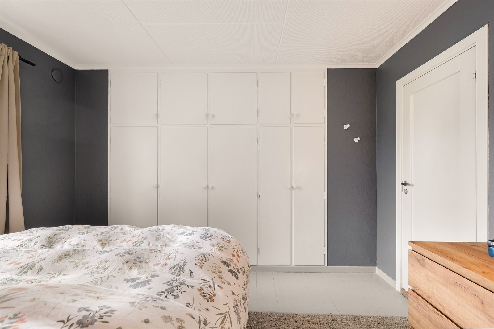Plassbygde garderobeskap gir rikelig med oppbevaringsplass på soverommet. Galleribilde