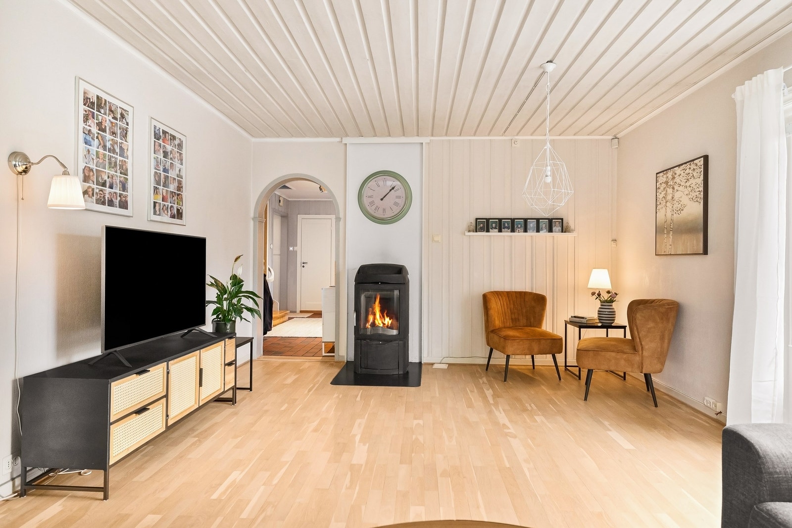 En effektiv vedovn sørger for lun varme og en hyggelig atmosfære i stuen. Galleribilde